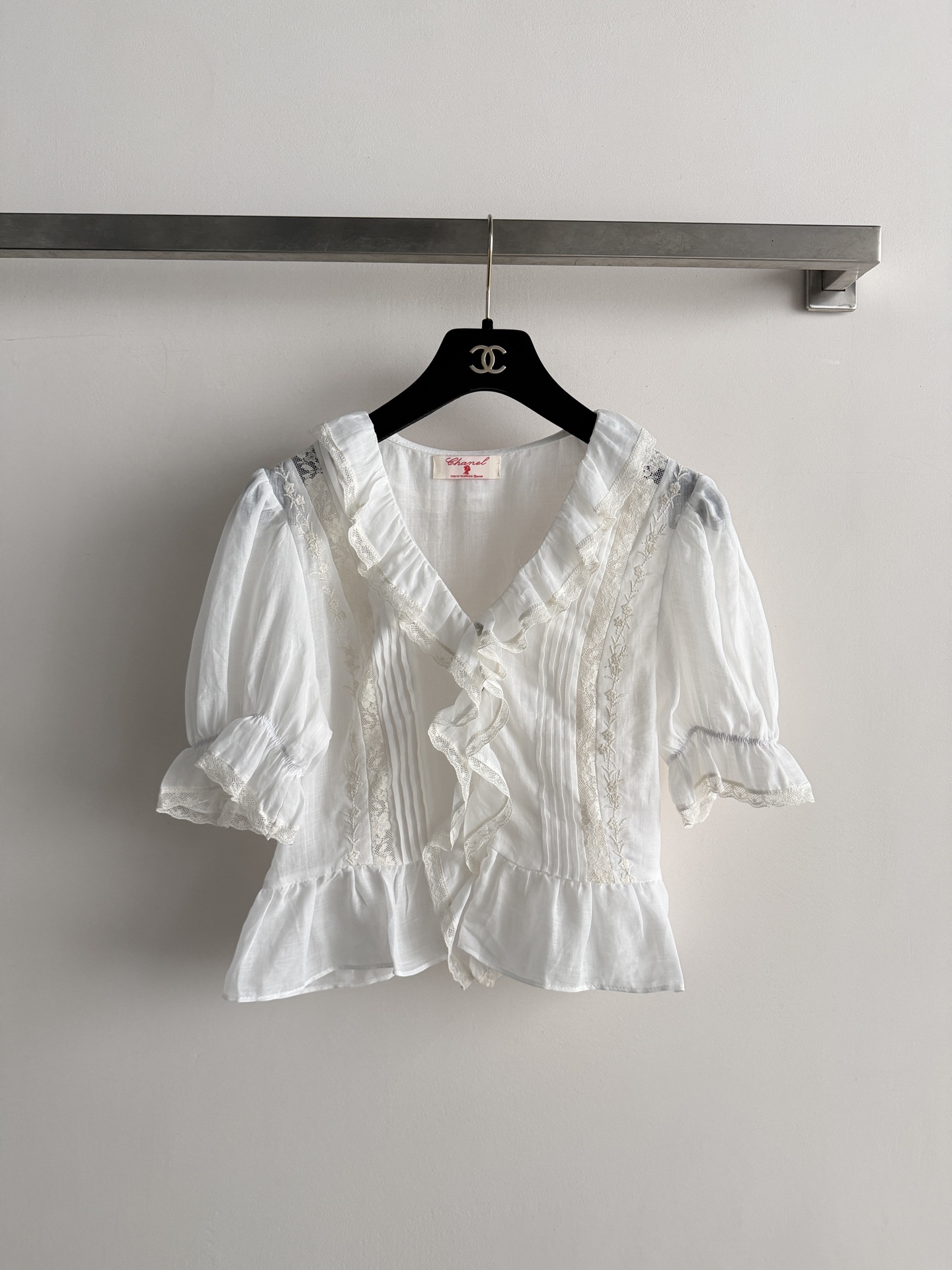 NO:883463,The new French retro top is made of ramie fabric and has good breathability!  The ruffled collar design of the neckline is decorated with exquisite lace, which can well modify the neck line and face shape. It is exquisite and advanced, adding sweetness. The cuffs are designed with tightened puff sleeves, with lace closing, which can cover the flesh of the arms. It is very suitable for summer wear. SML-, Chanel-clothing, chanel, mido,19860909新款法式复古上衣采用苎麻面料、透气性好！领口荷叶边领设计,边缘饰有精致的蕾丝花边,能很好地修饰颈部线条和脸型 精致高级,增加甜美度袖口采用收紧的泡泡袖设计,带有蕾丝收口,能遮挡手臂拜拜肉非常适合夏季穿着SML-,香奈儿-服装,chanel,mido,,Women's clothing