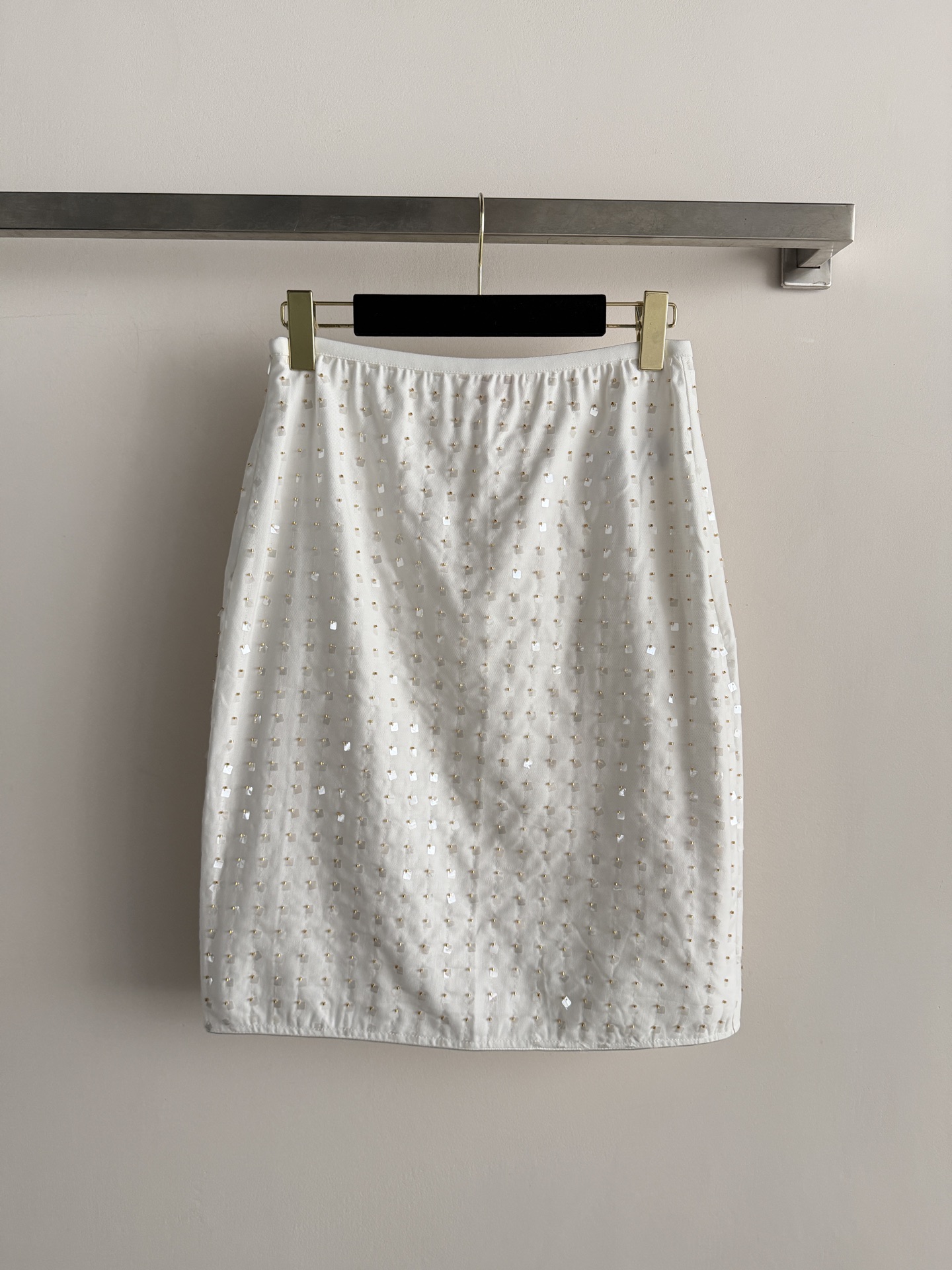 NO:883363,CHANE's latest new skirt, with straight design, full of beaded and sequined decorations, ultra-exquisite, light and thin fabric, perfect for spring and summer!  The skirt is of moderate length and can be easily worn for commuting, dating, and daily life. It is elegant and practical. The beading details make the overall look more layered. Pair it with a simple top or shirt to easily get a high-end look!  It is a high-end fashion item, suitable for sisters who pursue quality and design. SML, Chanel-clothing, chanel, chanel, loro piana, skirts, shirts,19860909CHANE*新款半裙,采用直筒设计,布满钉珠亮片装饰超精致,轻薄面料,春夏穿超合适！裙长适中,通勤、约会、日常都能轻松驾驭,优雅又实用～钉珠细节让整体更有层次感,搭配简约上衣或衬衫,轻松get高级感穿搭！属于高端时尚单品,适合追求品质和设计感的姐妹们.SML,香奈儿-服装,chanel,chanel,loro piana,skirts,shirts,,Women's clothing
