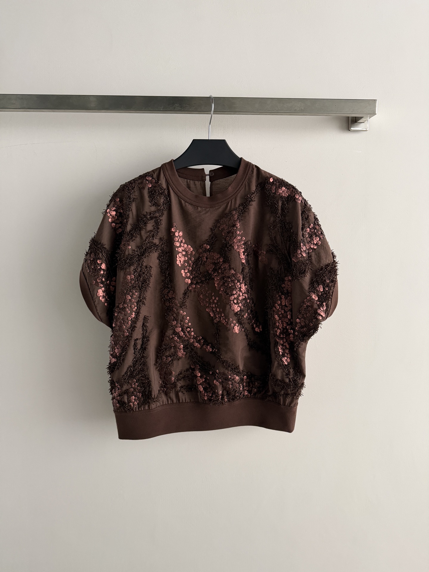 NO:884794,Brunello Cucinell*26SS new heavy-duty short-sleeved top is heavy-duty and exquisite. It adopts exquisite hand-made embroidery and sequin inlay technology. Sequins and silk threads are superimposed layer by layer, which will flash out tiny stars in the sun. It has a strong three-dimensional effect and comes with a high-light filter for commuting, the workplace, and daily life. It can be easily controlled for commuting, the workplace, and daily life. It is full of intellectual gentleness and a sense of quality and design. SML-, women's clothing, brunello cucinelli, T-shirt,19860909Brunello Cucinell*26SS新款重工短袖上衣重工精致高级 采用精湛的手工刺绣与亮片镶嵌工艺 亮片与丝线层层叠加 在阳光下会闪出细碎星河光 立体感超强走路都自带高光滤镜适合通勤、职场、日常都能轻松驾驭,知性温柔氛围感拉满～品质与设计感兼具SML-,女装,brunello cucinelli,T-shirt,,Women's clothing