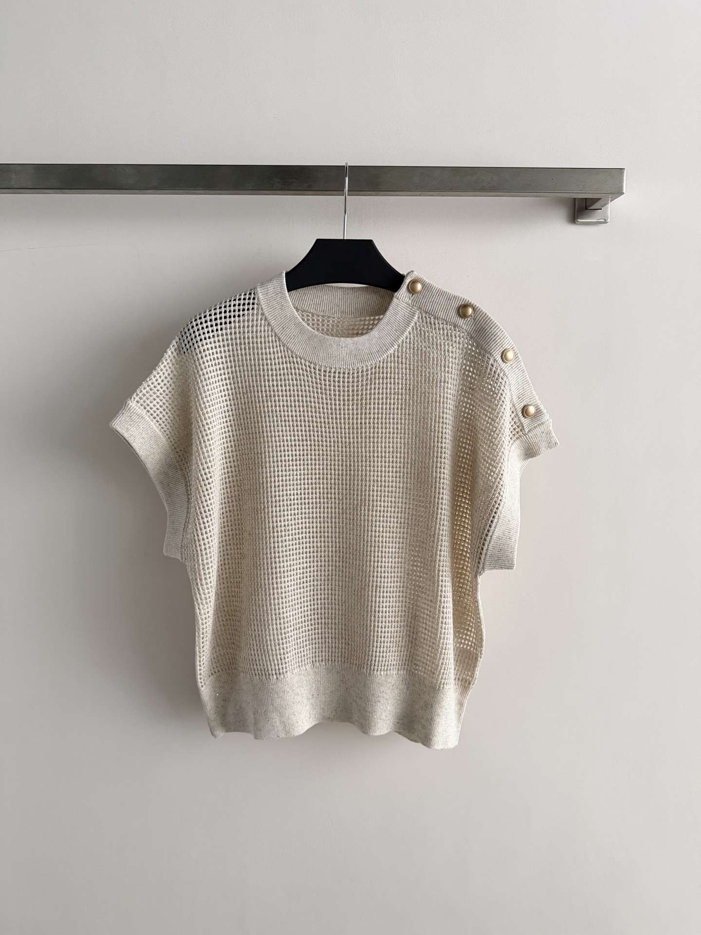 NO:884812,Brunello Cucinell's latest textured hollow sweater is made of mesh weave, which is breathable and comfortable, perfect for summer!  The metal round buckle design on the shoulders is full of details and adds a sense of low-key luxury. The loose shoulder design is highly tolerant and can be worn alone or layered, making it easy to create an 'old money style' relaxed look. The color is versatile and fashionable, and can be easily used for commuting, vacation, and daily life. It is a must-have item in the spring and summer wardrobe!  SML,women's clothing,brunello cucinelli,19860909Brunello Cucinell*新款肌理感镂空针织衫,采用网眼织法,透气又舒适,夏天穿超合适！肩部金属圆扣设计,细节满分,低调奢华感拉满.宽松落肩版型,包容性强,单穿或叠搭都很OK,轻松打造“老钱风”松弛感穿搭.色调百搭时尚,通勤、度假、日常都能轻松驾驭,是春夏衣橱必备单品！SML,女装,brunello cucinelli,,Women's clothing