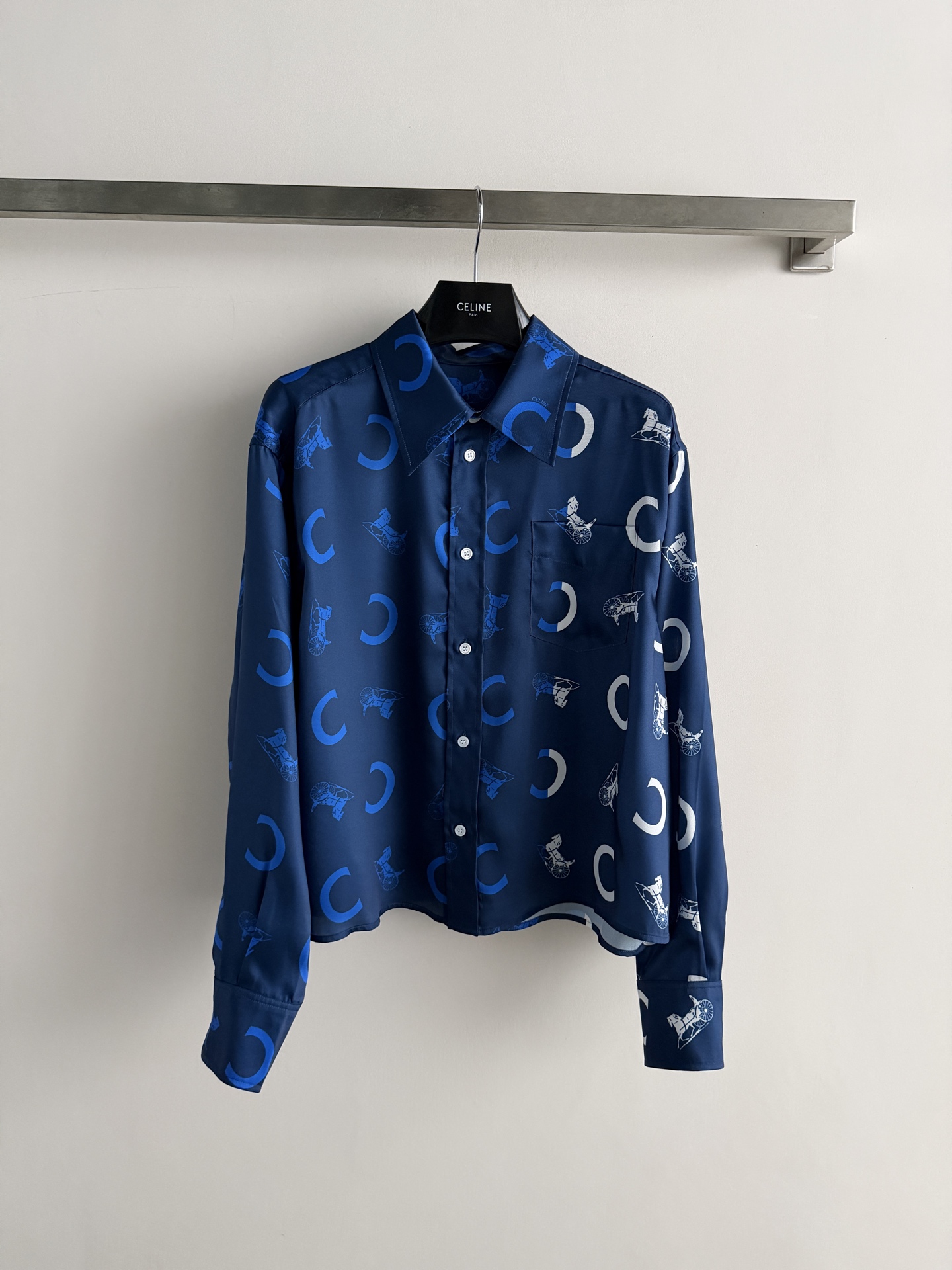 NO:906380,CELIN*’s new spring and summer series C-shaped horse-drawn carriage printed shirts are made of light, smooth fabrics that are soft and comfortable, suitable for daily or casual wear. The C-shaped and horse-drawn carriage patterns are fun and fashionable. Loose fit + short cut, paired with high-waisted pants or series of skirts to show off your body proportions!  The brand's iconic design is full of fashion, making it easy to create a personalized look SML,,celine,skirts,shirts,19860909CELIN*新款春夏系列C字马车印花衬衫,轻薄光滑面料柔软舒适,适合日常或休闲场合穿搭.C字和车马图案,趣味又时髦.宽松版型+短款剪裁,搭配高腰裤或系列半裙超显身材比例！品牌标志性设计,时尚感满满,轻松打造个性造型SML,,celine,skirts,shirts,,Women's clothing