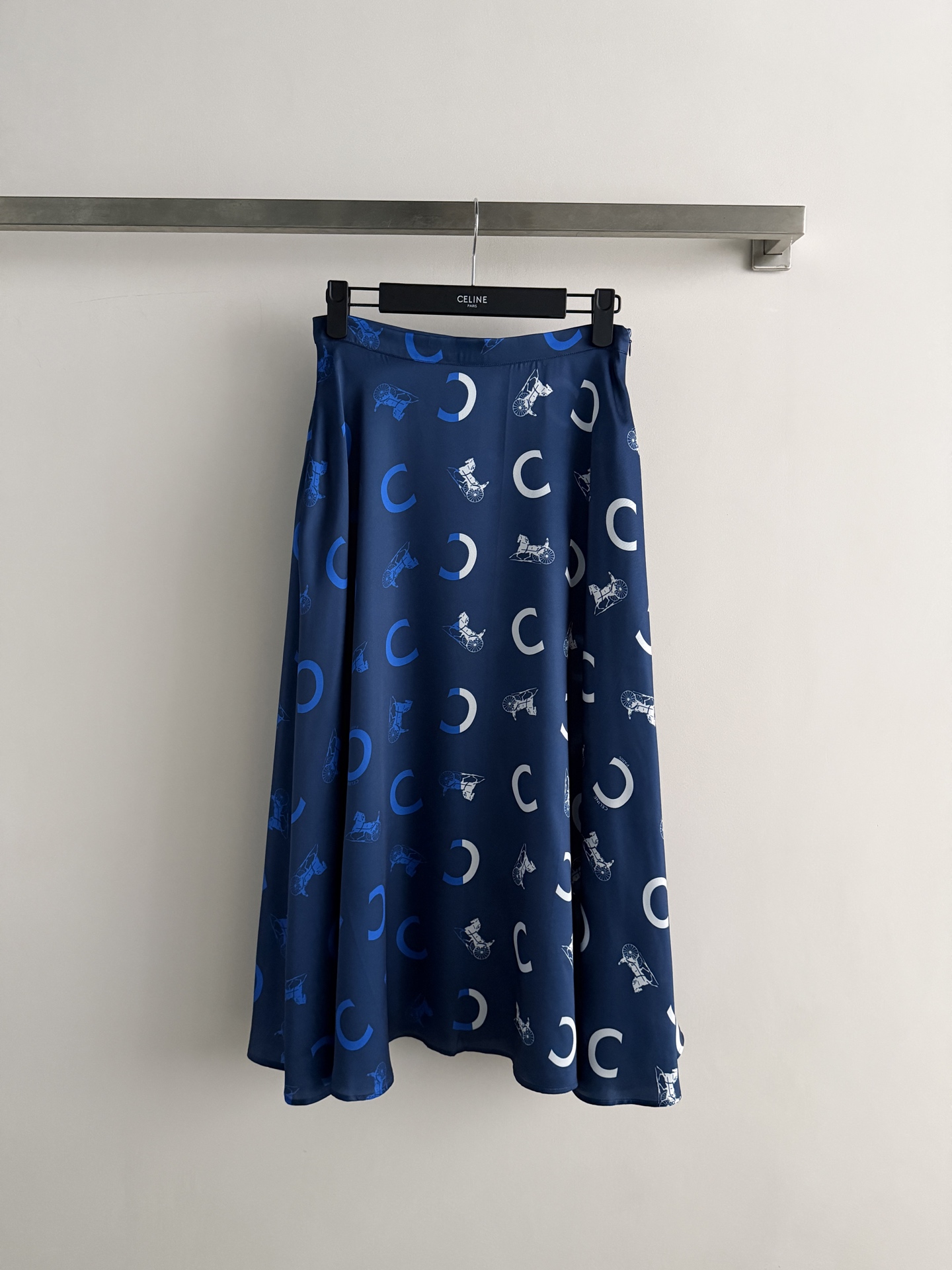 NO:884776,CELIN*2026 new summer C-shaped carriage print skirt, light and smooth fabric, breathable and comfortable, super comfortable to wear in summer!  C letter + horse-drawn carriage print, retro and fashionable, perfect for recognition. The high-waisted A-shaped design modifies the waistline, optimizes the body proportions, and the skirt is draped smartly, giving you an elegant temperament~ It can be matched with the same series of shirts as a set, or can be worn alone, which is OK for commuting, dating, and vacation!  SML, Celine-clothing,celine,celine,skirts,shirts,19860909CELIN*2026夏季新款C字马车印花半裙,轻盈光滑面料 透气舒适,夏天穿超舒服！C字母+马车印花,复古又时髦,辨识度满分.高腰A版型设计,修饰腰线,优化身材比例,裙摆垂坠灵动,优雅气质拿捏住～可成套搭配同系列衬衫,也能单独穿搭,通勤、约会、度假都OK！SML,赛琳-服装,celine,celine,skirts,shirts,,Women's clothing