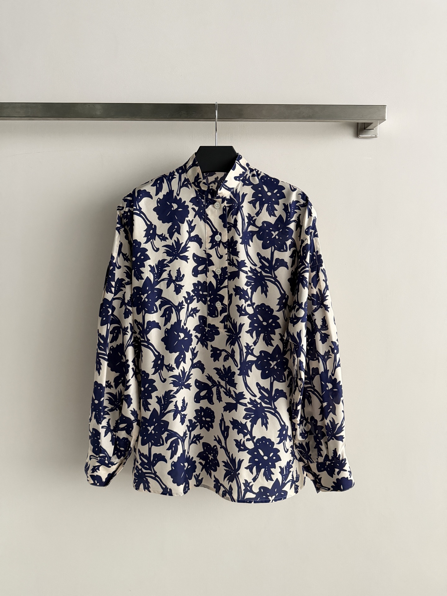 NO:884758,Loro Pian's latest new blue and white floral silk shirt is made of mulberry silk. It has a light and smooth texture, excellent breathability, and is super comfortable to wear in spring and summer!  Blue and white floral print + Chinese stand collar, elegant and oriental charm. Drop shoulder design + button cuffs, full of details, easy to control for commuting and vacation ~ It has both quality and design, suitable for you who pursue texture!  SML,women's clothing,loro piana,shirts,real silk,19860909Loro Pian*新款蓝白花卉真丝衬衫,采用桑蚕丝,质地轻盈柔滑,透气性超赞,春夏穿超舒服！蓝白花卉印花+中式立领,优雅又有东方韵味.落肩设计+纽扣袖口,细节满分,通勤、度假都能轻松驾驭～品质与设计感兼具,适合追求质感的你！SML,女装,loro piana,shirts,real silk,,Women's clothing
