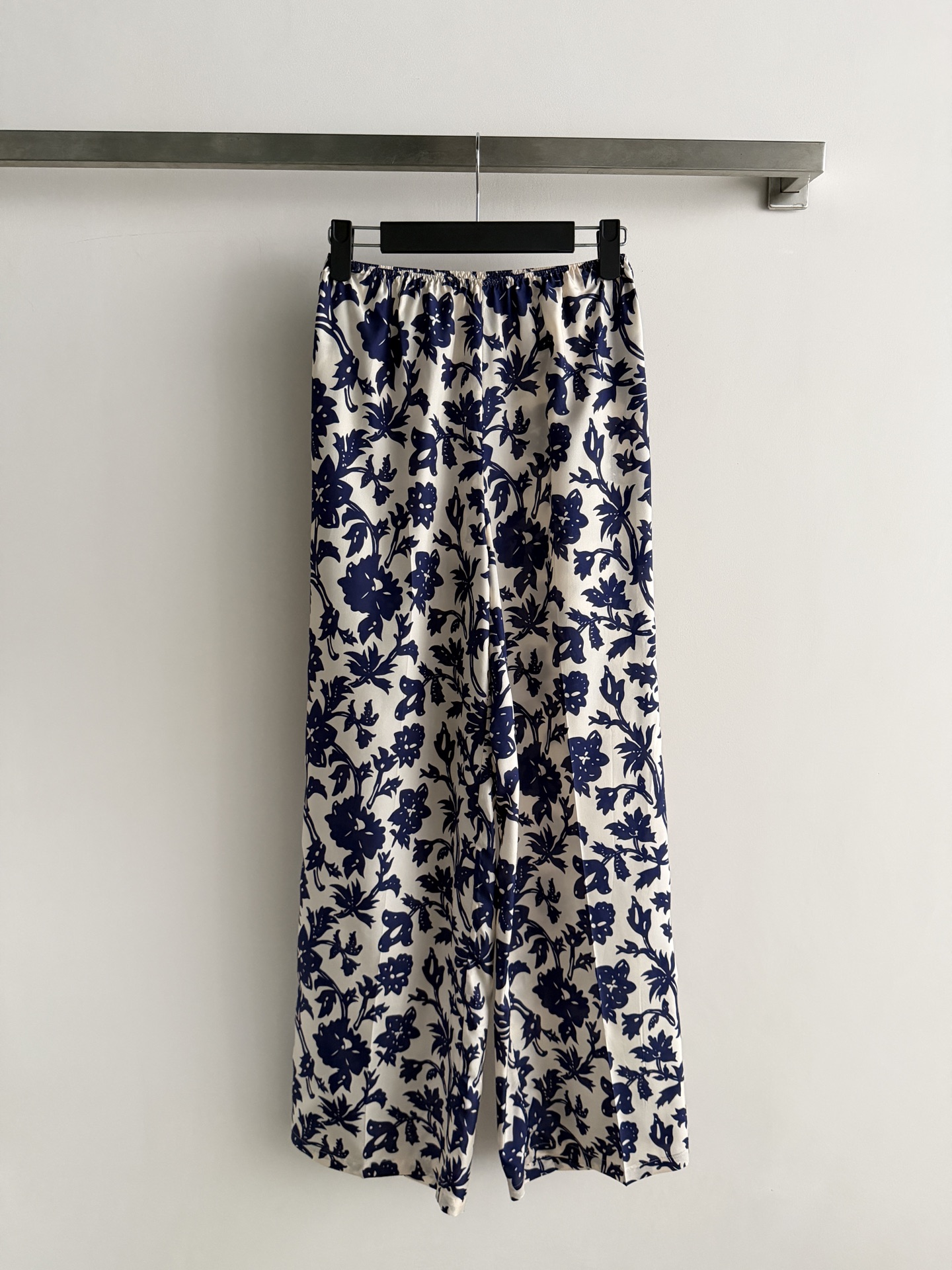 NO:884767,Loro Pian* new blue and white floral printed silk trousers, with off-white bottom and dark blue flowers, full of oriental charm. The silk fabric is light and breathable, with great drape and gloss. It is super comfortable to wear in summer!  Loose straight leg + elastic waist, flattering the leg shape and comfortable, can be easily used in daily life, vacation, and party. Paired with a white shirt or a series of shirts, the elegant temperament is directly completed ~ SML, women's clothing, loro piana, shirts, real silk,19860909Loro Pian* 新款蓝白花卉印花真丝长裤,米白底配深蓝花卉,东方韵味满满.真丝面料轻盈透气,垂坠感和光泽感都很赞,夏天穿超舒服！宽松直筒+松紧腰,修饰腿型又自在,日常、度假、聚会都能轻松驾驭.搭配白衬衫或系列衬衣,优雅气质直接拉满～SML,女装,loro piana,shirts,real silk,,Women's clothing