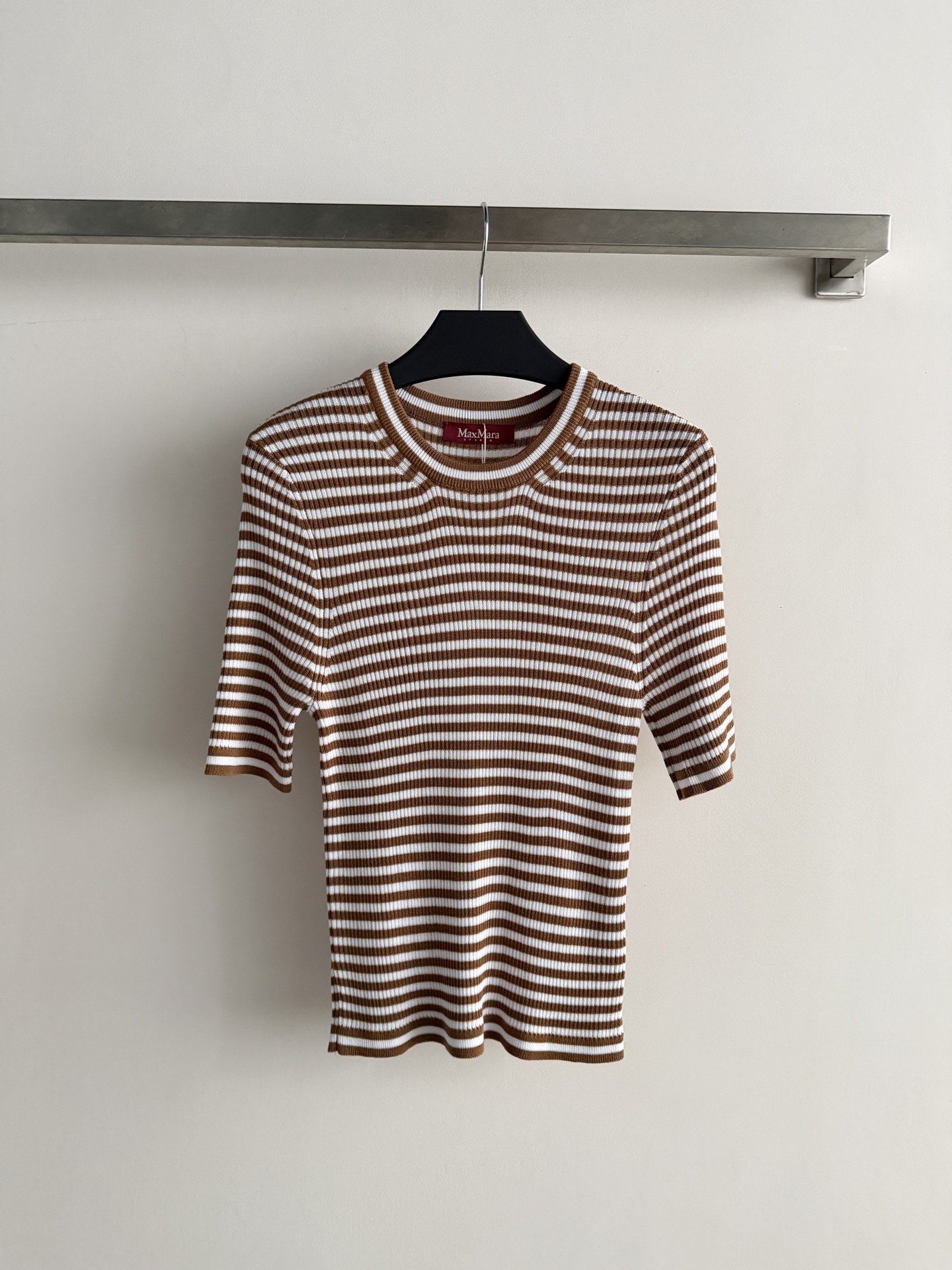 NO:886312,MaxMar's latest striped sweater, classic round neck + quarter sleeve design, simple and versatile!  The knitted fabric has good elasticity and is close-fitting and comfortable. It is very suitable for spring and summer. The striped element has a nautical style. It can be easily used as a basic wardrobe essential for commuting and leisure. You can’t go wrong with any combination. SML, Maxmara-Clothing,19860909MaxMar*新款条纹针织衫,经典圆领+五分袖设计,简约又百搭！针织面料弹性好,贴身舒适,春夏穿超合适～条纹元素自带航海风,通勤、休闲都能轻松驾驭衣橱必备基础款,怎么搭都不出错～SML,麦丝玛拉-服装,,Women's clothing