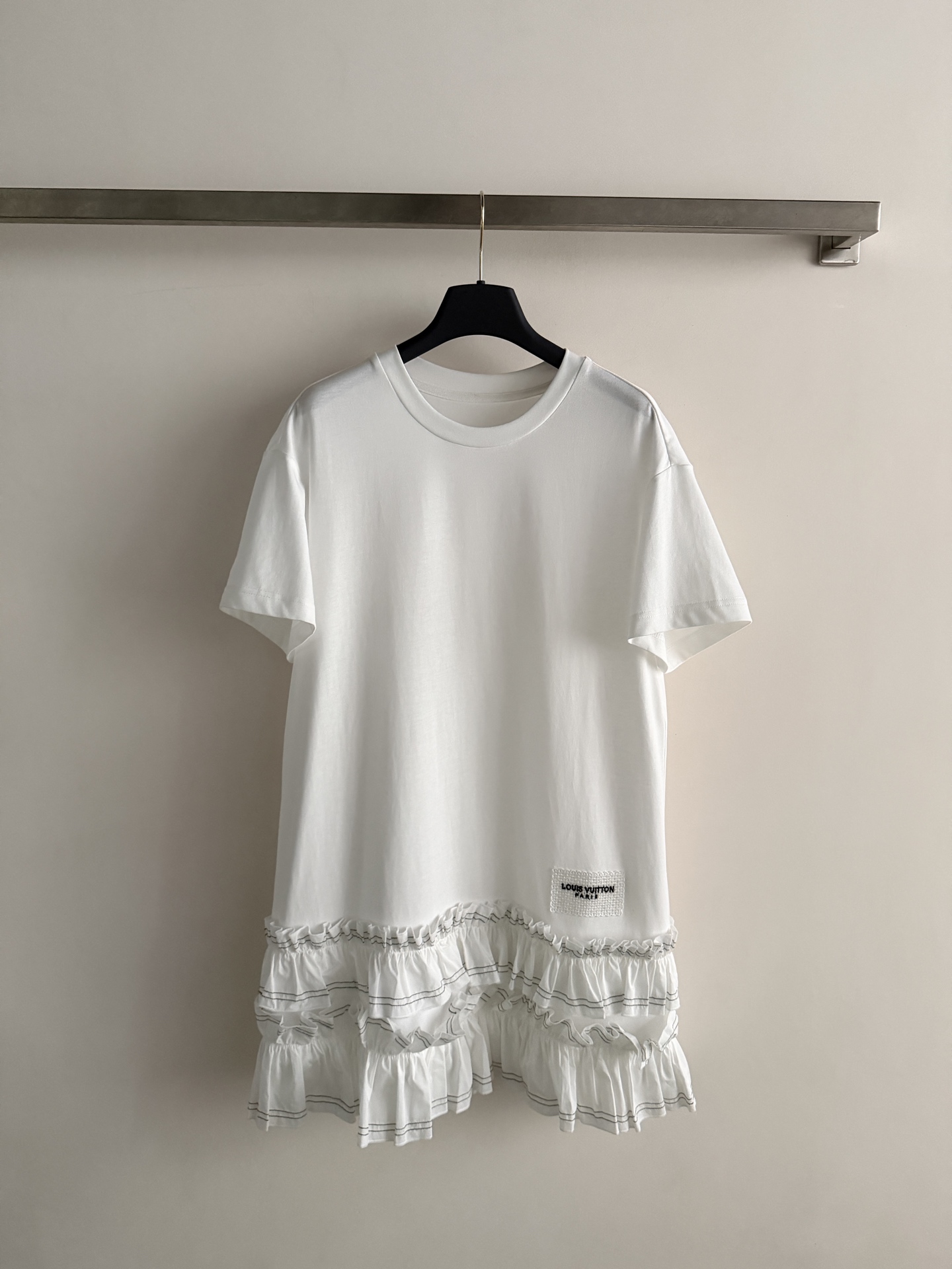 NO:886344,LV2026 new vacation series, white ruffled short-sleeved dress, made of pure cotton, soft and skin-friendly, super comfortable to wear in summer!  The round neck, loose short sleeves and double-layer ruffled skirt are full of layers, playful and age-reducing. The skirt is simple and has exquisite details, which can be easily worn in daily life or vacation. Paired with a baseball cap and mini handbag, you can easily get the Korean style relaxation!  It belongs to LV's high-end women's clothing series, with both temperament and comfort, suitable for sisters who pursue quality. SML, Louis Vuitton-clothing, louis vuitton, louis vuitton, skirts, T-shirts, hats,19860909LV2026新款度假系列,白色荷叶边短袖连衣裙,纯棉材质,柔软亲肤,夏天穿超舒服！圆领宽松短袖+双层荷叶边裙摆,层次感满满,俏皮又减龄.裙身简约,细节精致,日常或度假都能轻松驾驭.搭配棒球帽、迷你手提包,韩系松弛感轻松get！属于LV高端女装系列,气质与舒适兼具,适合追求品质的姐妹们.SML,路易威登-服装,louis vuitton,louis vuitton,skirts,T-shirt,hats,,Women's clothing
