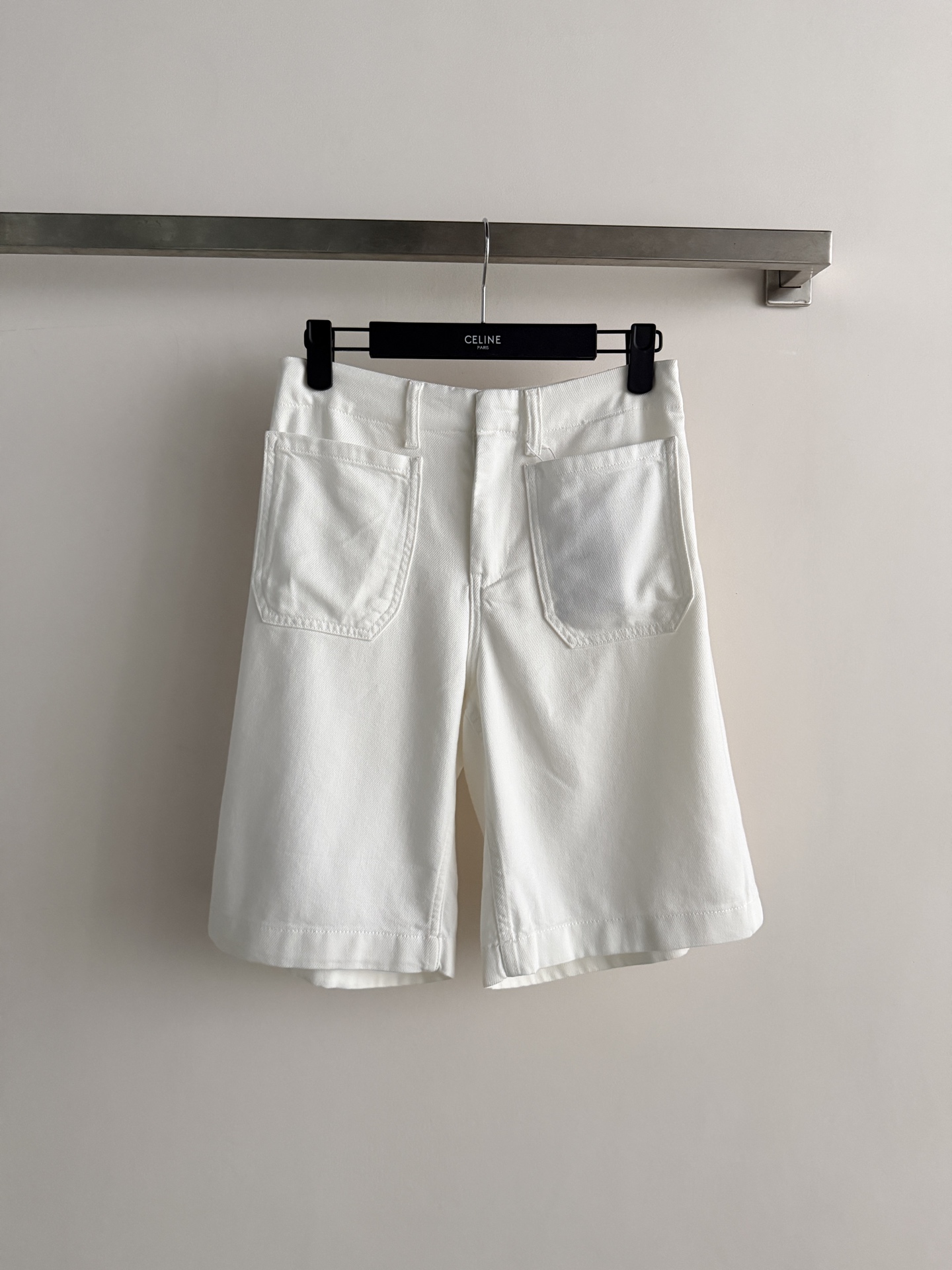NO:886331,Celin*26 new white wide-leg trousers, high waist design + loose tailoring, versatile and fashionable!  The blue 'C' embroidery on the left leg on the back is very recognizable and has perfect details. It is soft, breathable and comfortable, perfect for spring and summer. Simple and stylish, it can be easily used for daily commuting and leisure, and you can easily get a high-end look!  SML, Celine-clothing, celine, celine,19860909Celin*26新款白色阔腿五分裤,高腰设计+宽松剪裁,百搭又时髦！背后左腿蓝色“C”刺绣超有辨识度,细节满分.柔软透气又舒适,春夏穿超合适.简约又有型,日常通勤、休闲都能轻松驾驭,轻松get高级感穿搭！ＳＭＬ,赛琳-服装,celine,celine,,Women's clothing