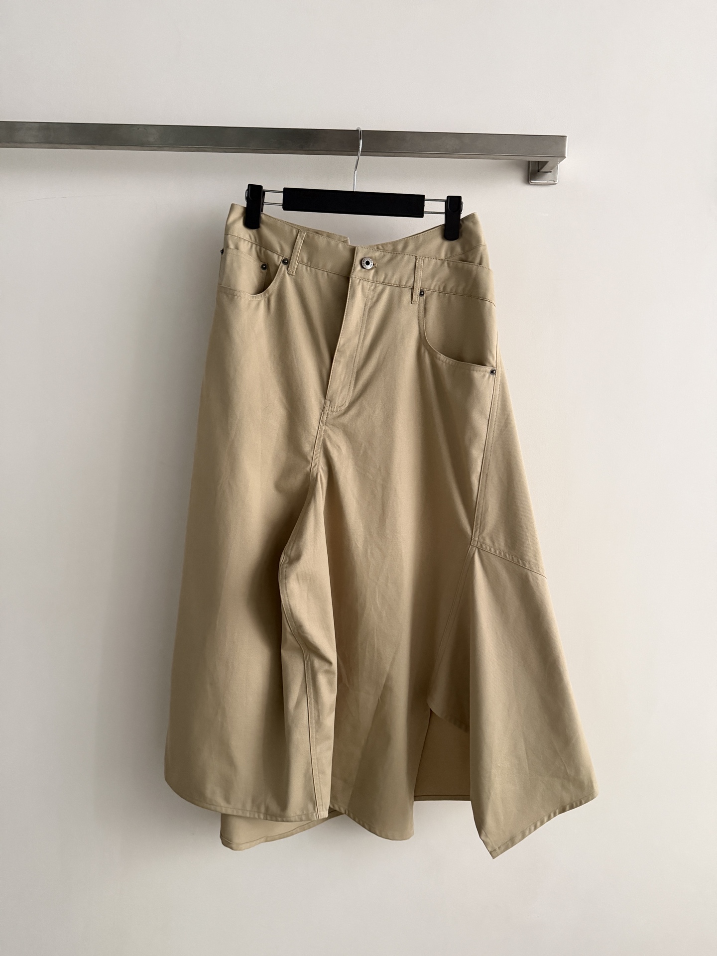 NO:886321,LOEW*2026 early autumn series irregular skirt, khaki high-waisted design, deconstructed waistband + asymmetrical hem, perfect drape, casual and elegant ~ The material is light and comfortable, easy to control during daily commuting. The irregular tailoring modifies the leg shape, the pear-shaped figure is friendly, making you appear taller and slimmer!  Pair it with a knitted sweater or a simple top, and you can easily get a high-end simple style. It has both temperament and practicality. It is a must-have for fashionistas!  SML, Loewe-clothing,loewe,loewe,skirts,19860909LOEW*2026早秋系列不规则半裙,卡其色高腰设计,解构腰头+不对称下摆,垂坠感满分,随性又优雅～材质轻盈舒适,通勤日常都能轻松驾驭.不规则剪裁修饰腿型,梨形身材友好,显高显瘦！搭配针织衫或简约上衣,轻松get高级简约风,气质与实用性兼具,时髦精必入！SML,罗意威-服装,loewe,loewe,skirts,,Women's clothing