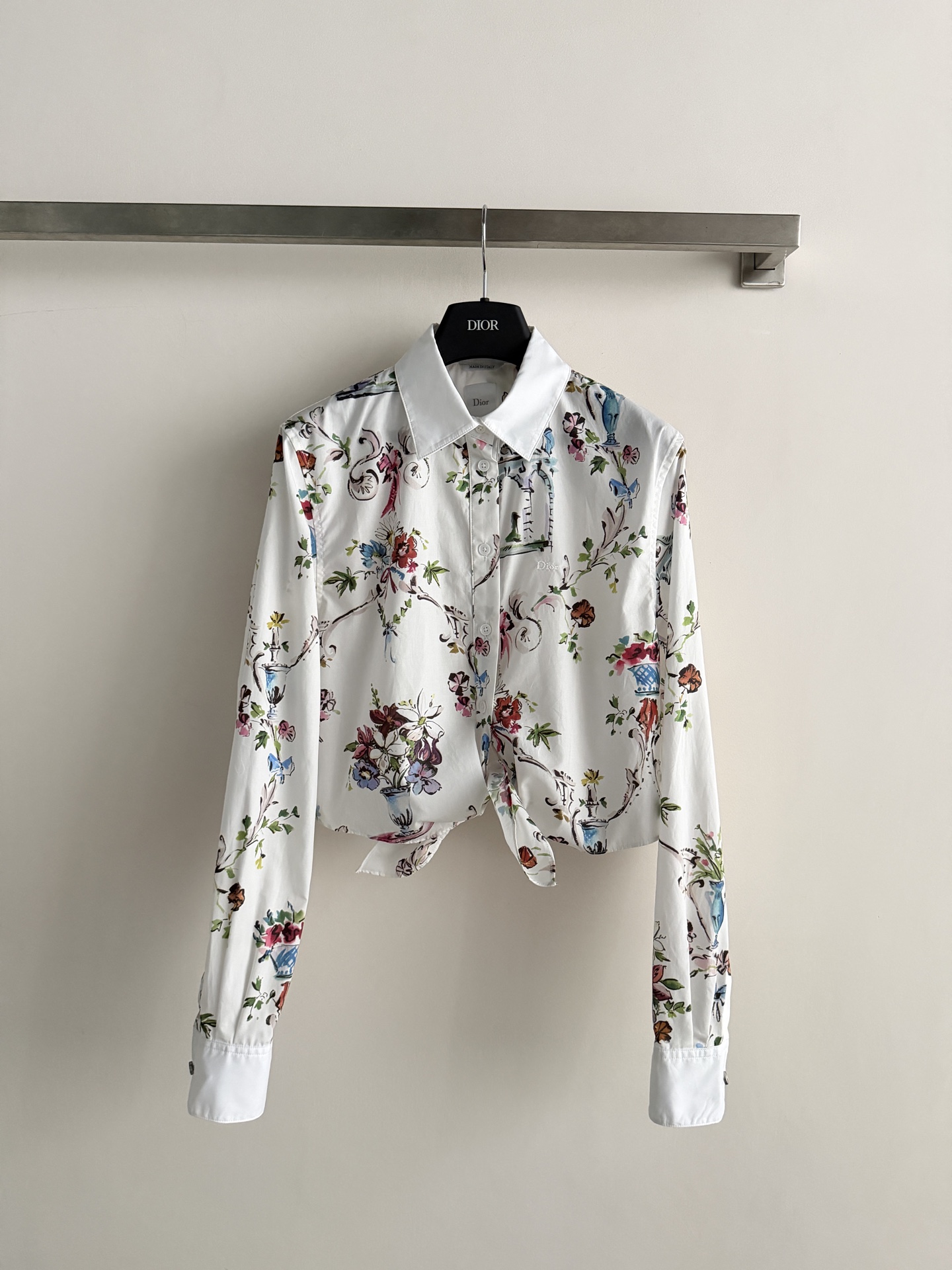 NO:886291,Dio*’s new printed shirt has a classic shirt lapel with a single-breasted design, which is simple, neat and not unattractive!  The printed floral pattern is full of romance, making it easy to wear with a gentle temperament. The long hem can be knotted to create a short style, which makes you slim casually and unlocks a variety of wearing methods. The high-count cotton fabric is crisp and breathable, and the upper body is refreshing and textured. Whether it is paired with jeans or a skirt, it can be perfectly integrated into it. It is versatile and not picky, injecting a touch of casual fashion into daily wear. SML-, Dior-clothing, dior, dior, skirts, jeans, shirts,19860909Dio*新款印花衬衣经典的衬衫翻领搭配单排扣设计,简约利落不挑人！印花工艺的碎花图案,充满了浪漫气息,轻松穿出温柔气质衣长下摆可打结打造短款造型,随性显瘦,解锁多种穿法 高支棉面料挺括透气,上身清爽有质感 无论是搭配牛仔裤还是半身裙,它都能完美融入,百搭不挑人,为日常穿搭注入一抹不经意的时尚感SML-,迪奥-服装,dior,dior,skirts,jeans,shirts,,Women's clothing