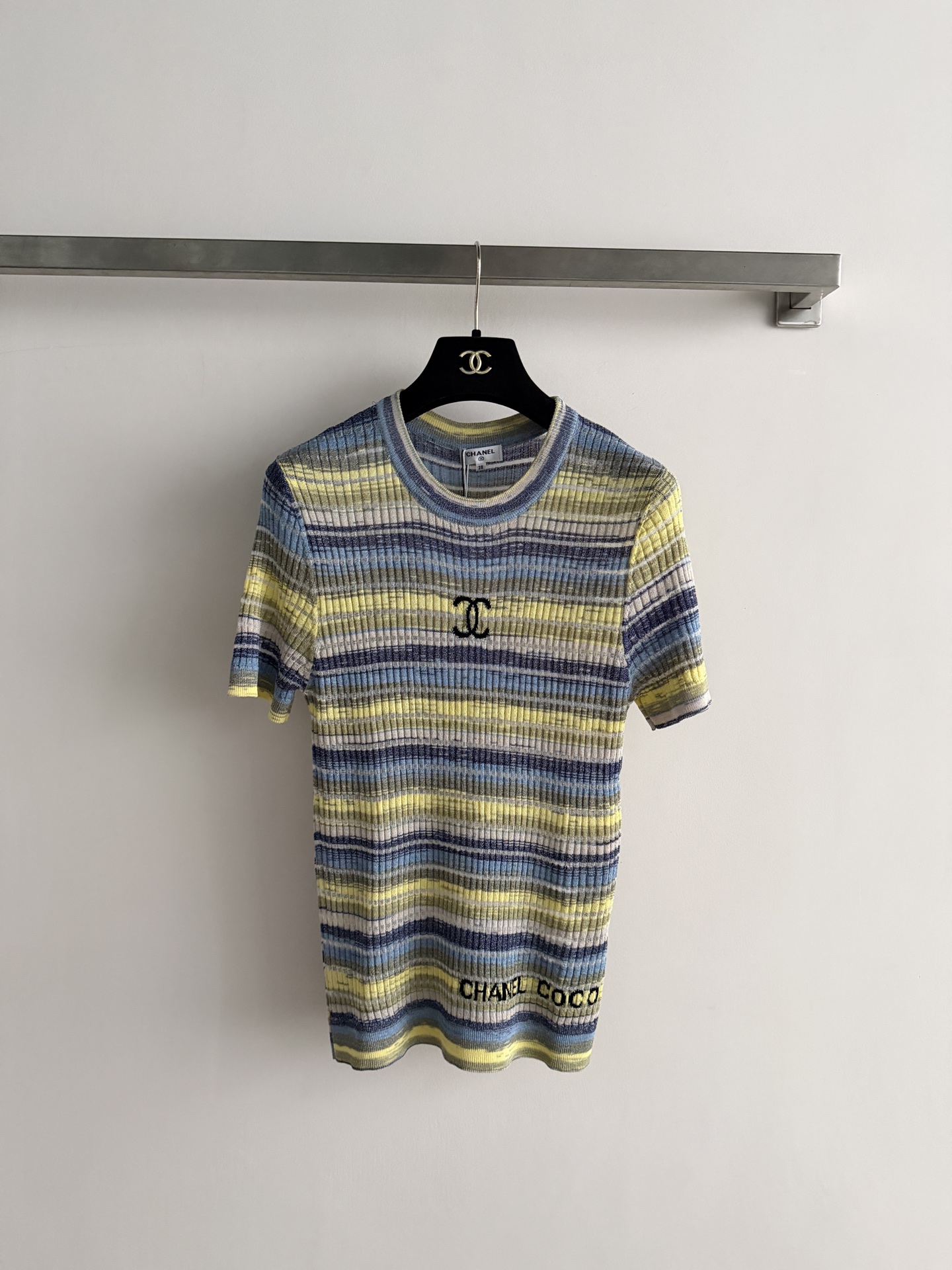 NO:886892,CHANE*26SS new striped sweater, classic striped contrasting color design, close-fitting version that is easy to wear. The double C three-dimensional printing technology on the chest is super recognizable. It is simple, fashionable and advanced. It has a versatile temperament and is very suitable for summer!  SML-,Chanel-clothing,chanel,chanel,19860909CHANE*26SS新款条纹针织衫经典条纹撞色设计贴身版型不挑人穿 胸前双C立体印花工艺超有辨识度简约时髦又高级,气质百搭,很适合夏天！SML-,香奈儿-服装,chanel,chanel,,Women's clothing