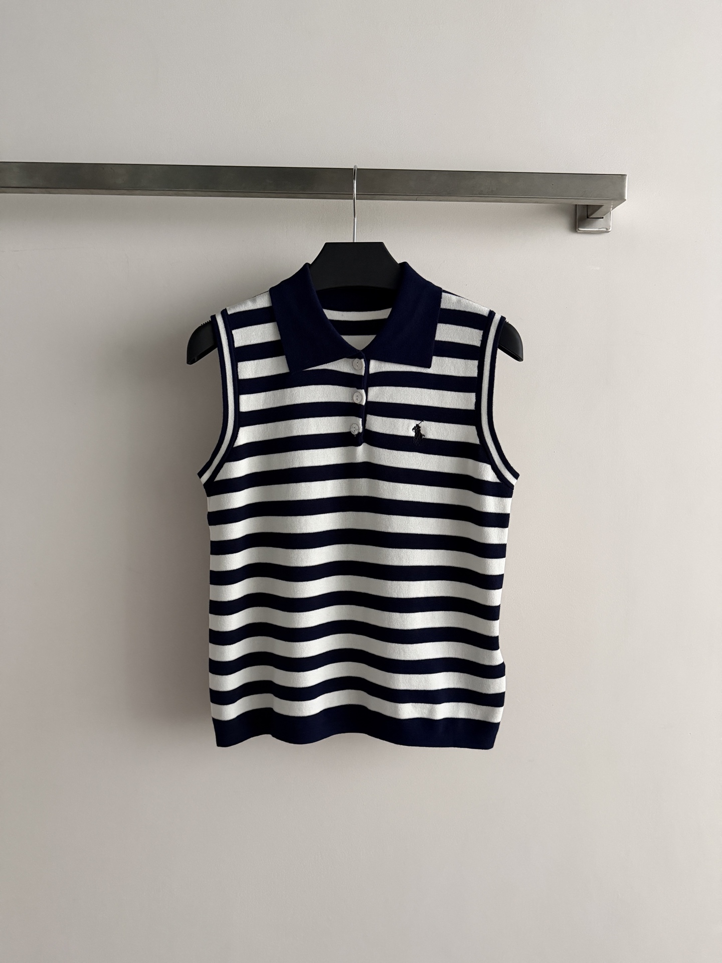 NO:886880,Ralph Laure*26SS新款条纹polo背心胸前绣马刺绣奢华点缀 简单的LOGO就足够个性时尚,经典版型永不过时 减龄学院风胖瘦均可驾驭百搭时尚！  SML,women's clothing,loro piana,19860909Ralph Laure*26SS新款条纹polo背心胸前绣马刺绣奢华点缀 简单的LOGO就足够个性时尚,经典版型永不过时 减龄学院风胖瘦均可驾驭百搭时尚！SML,女装,loro piana,,Women's clothing
