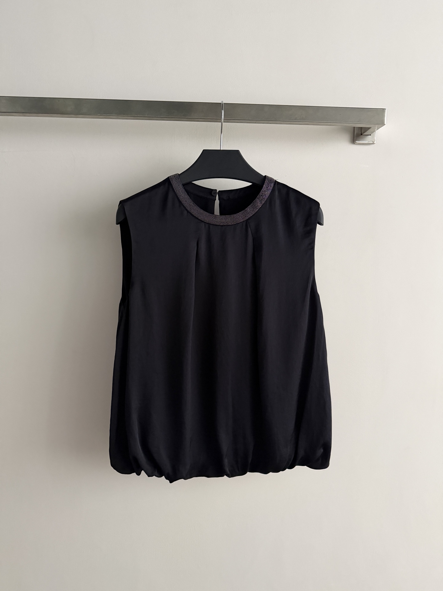 NO:899184,The neckline of Brounello Cueinelli's latest sleeveless top is decorated with a circle of delicate beads, which instantly enhances the sense of luxury. The body is designed with pleats and the hem is closed in a bud shape, which not only covers the flesh and makes you slim but also looks casual and lazy, and is super friendly to your figure!  Easily wear it to create a relaxed feeling ~ Whether worn with pants or a skirt, you can easily get high-end daily wear SML-,,skirts,19860909BrounelloCueinelli*新款无袖上衣领口处有一圈精致的钉珠点缀,瞬间提升高级感.衣身采用褶皱设计,下摆呈花苞状收口,既遮肉显瘦又显得随性慵懒,对身材超友好！轻松穿出松弛感～无论搭裤子还是半身裙,都能轻松get高级日常穿搭SML-,,skirts,,Women's clothing