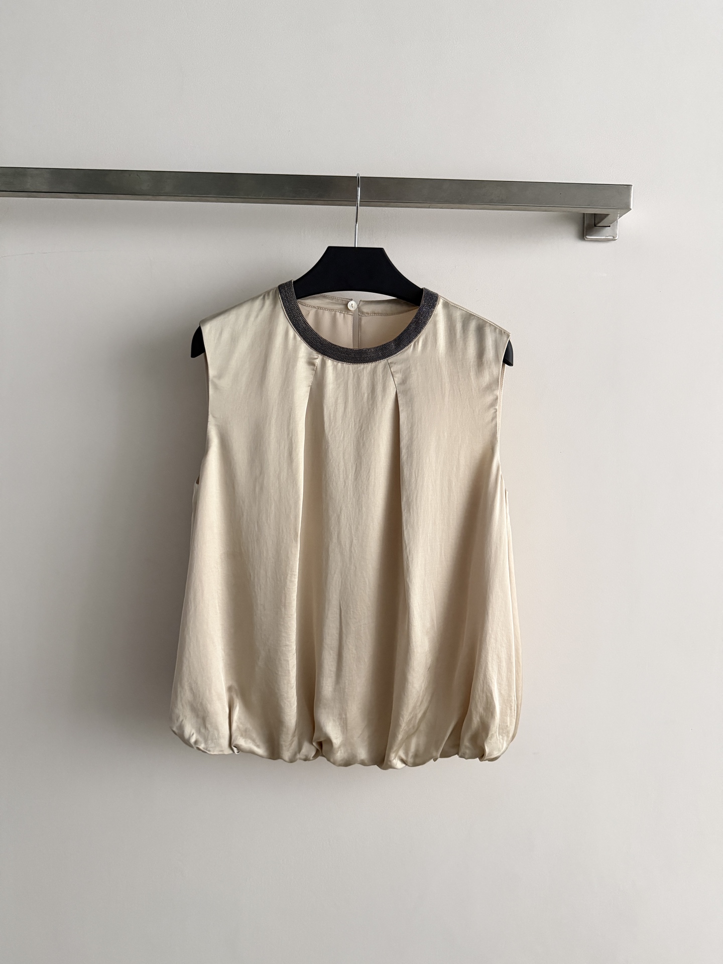 NO:886869,The neckline of Brounello Cueinelli's latest sleeveless top is decorated with a circle of delicate beads, which instantly enhances the sense of luxury. The body is designed with pleats and the hem is closed in a bud shape, which not only covers the flesh and makes you slim but also looks casual and lazy, and is super friendly to your figure!  Easily wear with a sense of relaxation ~ Whether worn with pants or skirts, you can easily get high-end daily wear SML-, women's clothing, skirts,19860909BrounelloCueinelli*新款无袖上衣领口处有一圈精致的钉珠点缀,瞬间提升高级感.衣身采用褶皱设计,下摆呈花苞状收口,既遮肉显瘦又显得随性慵懒,对身材超友好！轻松穿出松弛感～无论搭裤子还是半身裙,都能轻松get高级日常穿搭SML-,女装,skirts,,Women's clothing