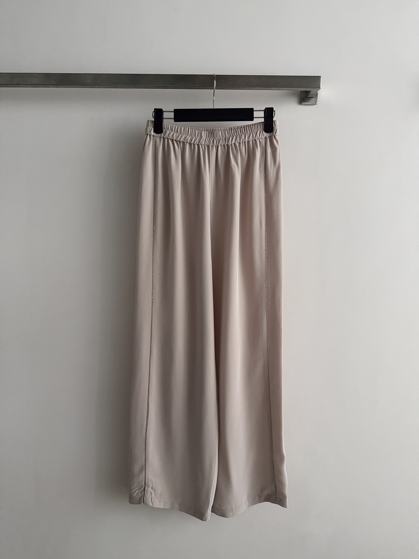 NO:886248,BrounelloCueinelli's latest high-waisted wide-leg pants have a super layered design with beaded strips on the sides, simple and fashionable!  The fabric is light and drapey, super comfortable to wear in summer, breathable and not stuffy. The elastic waist design is highly tolerant, slimming and flattering the legs. It can be easily controlled for daily commuting and leisure. Pair it with a white T or shirt, and you can easily get a lazy and high-end look!  SML,women's clothing,shirts,19860909BrounelloCueinelli*新款高腰阔腿裤,侧边钉珠压条设计超有层次感,简约又时髦！面料轻薄垂感,夏天穿超舒服,透气不闷热.松紧腰设计,包容性强,显瘦又修饰腿型.日常通勤、休闲都能轻松驾驭,搭配白T或衬衫,轻松get慵懒高级感穿搭！SML,女装,shirts,,Women's clothing