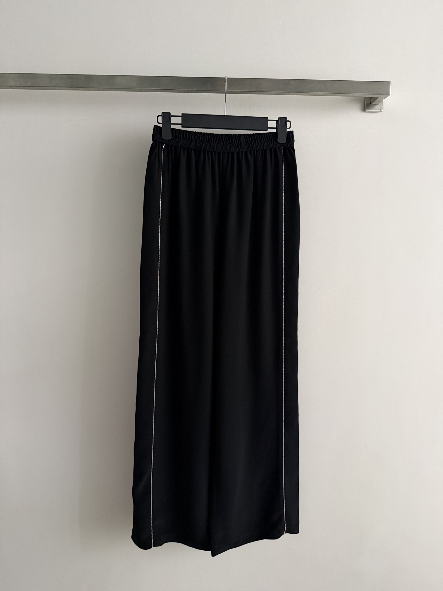 NO:899180,BrounelloCueinelli's latest high-waisted wide-leg pants have a super layered design with beaded strips on the sides, simple and fashionable!  The fabric is light and drapey, super comfortable to wear in summer, breathable and not stuffy. The elastic waist design is highly tolerant, slimming and flattering the legs. It can be easily controlled for daily commuting and leisure. Pair it with a white T or shirt, and you can easily get a lazy and high-end look!  SML,,shirts,19860909BrounelloCueinelli*新款高腰阔腿裤,侧边钉珠压条设计超有层次感,简约又时髦！面料轻薄垂感,夏天穿超舒服,透气不闷热.松紧腰设计,包容性强,显瘦又修饰腿型.日常通勤、休闲都能轻松驾驭,搭配白T或衬衫,轻松get慵懒高级感穿搭！SML,,shirts,,Women's clothing
