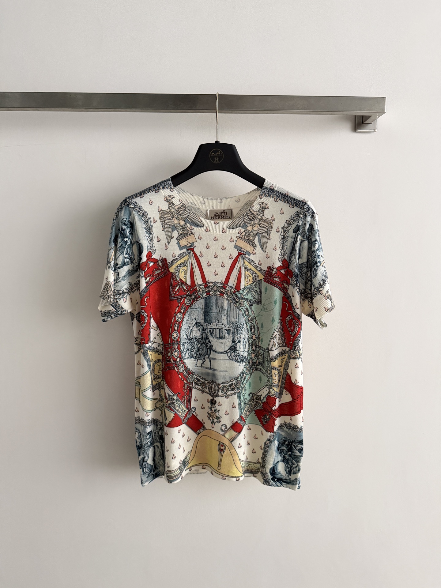 NO:886957,Herme's latest series of printed sweaters with retro palace-style patterns, integrating elements such as carriages, badges, knights, etc., are rich in color and full of artistic sense. The regular version can be easily controlled in daily life and looks great with simple trousers or skirts. SML-, Hermès-clothing, hermes, hermes, skirts,19860909Herme*新款系列印花针织衫复古宫廷风图案,融合马车 徽章 骑士等元素,色彩丰富,艺术感满满常规版型日常都能轻松驾驭,搭配简约裤装或裙装都很出彩SML-,爱马仕-服装,hermes,hermes,skirts,,Women's clothing