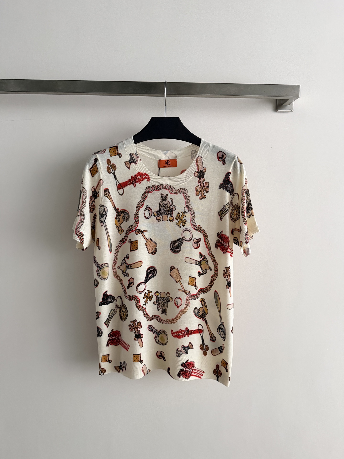 NO:886948,Herme*’s new series of printed sweaters are rich in retro print patterns and full of artistic sense. The regular version can be easily worn every day and looks great with simple trousers or skirts. SML-, Hermès-clothing, hermes, hermes, skirts,19860909Herme*新款系列印花针织衫复古印花图案色彩丰富,艺术感满满常规版型日常都能轻松驾驭,搭配简约裤装或裙装都很出彩SML-,爱马仕-服装,hermes,hermes,skirts,,Women's clothing