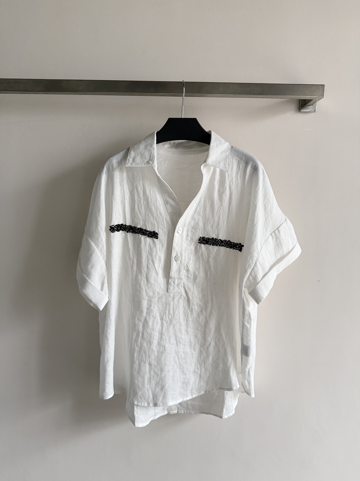 NO:906366,New linen short-sleeved shirt, light and breathable, super comfortable to wear in spring and summer!  Loose fit + beaded design on the chest, simple and detailed. The linen material is moisture-absorbent and breathable, and it is not stuffy in hot weather. It is suitable for daily commuting or leisure. Pair it with jeans or casual pants, and you can easily get a natural and casual style~SML,,jeans,shirts,T-shirt,19860909新款亚麻短袖衬衫,轻薄透气,春夏穿超舒服！宽松版型+胸前串珠设计 简约又有细节感.亚麻材质吸湿透气,炎热天气也不闷,日常通勤或休闲都很适合.搭配牛仔裤或休闲裤,轻松get自然随性风～SML,,jeans,shirts,T-shirt,,Women's clothing