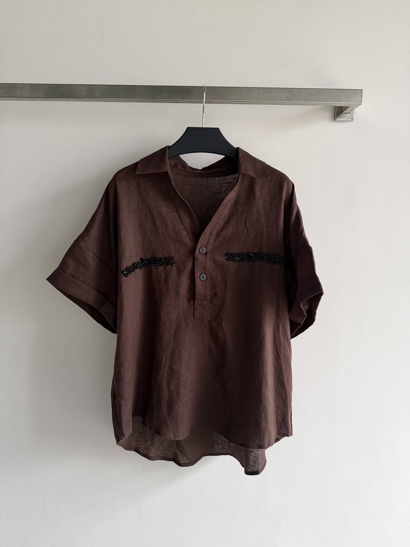 NO:888336,New linen short-sleeved shirt, light and breathable, super comfortable to wear in spring and summer!  Loose fit + beaded design on the chest, simple and detailed. The linen material is moisture-absorbent and breathable, so it is not stuffy in hot weather. It is suitable for daily commuting or leisure. Pair it with jeans or casual pants, and you can easily get a natural and casual style ~ SML, women's clothing, jeans, shirts, T-shirt,19860909新款亚麻短袖衬衫,轻薄透气,春夏穿超舒服！宽松版型+胸前串珠设计 简约又有细节感.亚麻材质吸湿透气,炎热天气也不闷,日常通勤或休闲都很适合.搭配牛仔裤或休闲裤,轻松get自然随性风～SML,女装,jeans,shirts,T-shirt,,Women's clothing