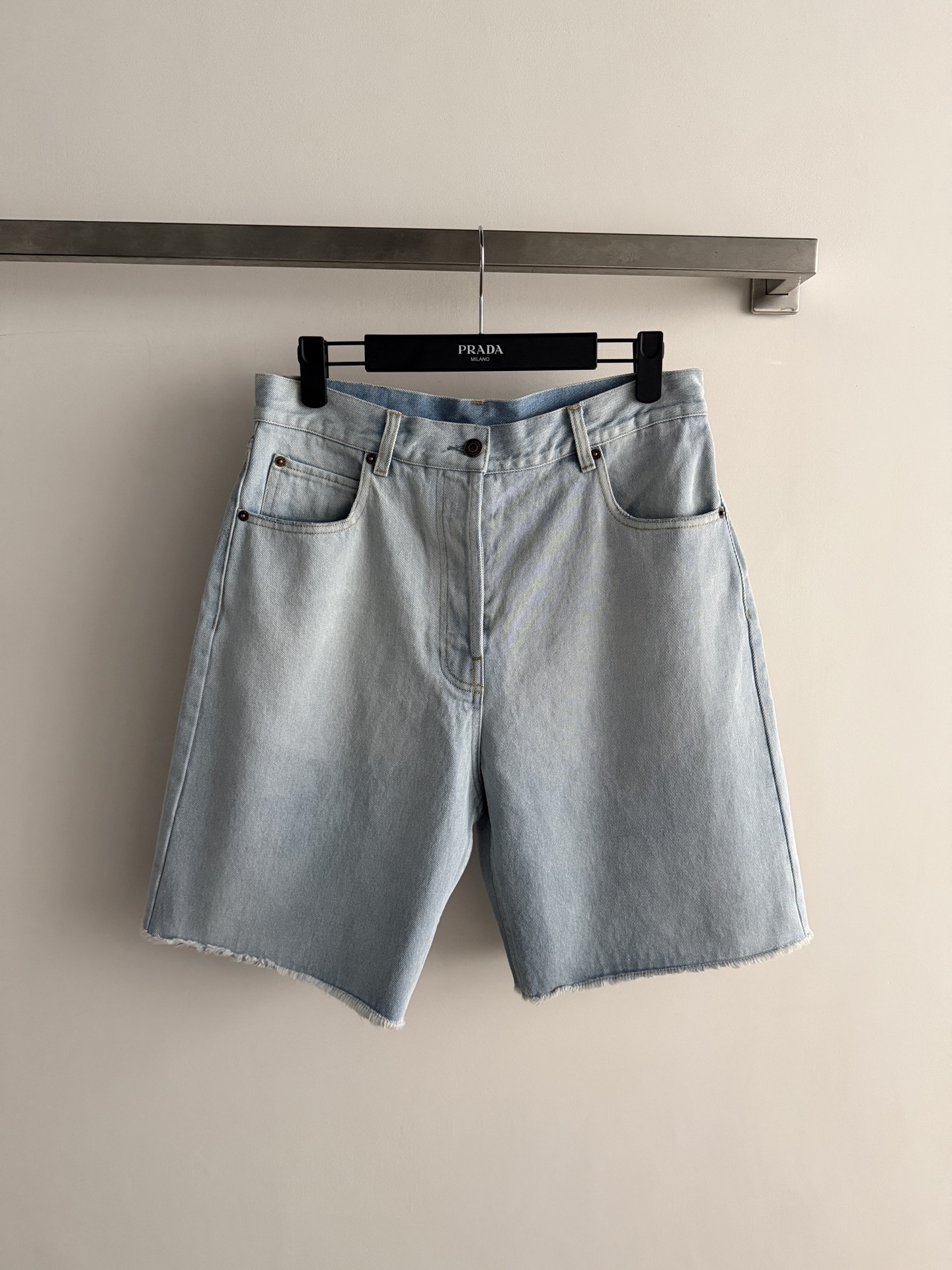 NO:888393,PRAD's latest light-wash denim shorts are made of high-quality denim fabrics, light blue wash + natural ribbon, full of retro feel!  The high-waisted straight design modifies the leg shape and is very friendly to pear-shaped figures. The crotch-covering and slimming effect is very good. The length is just above the knees. It is refreshing and fashionable in summer, and can be easily used for commuting and leisure. The brand leather label on the back is low-key and recognizable. Pair it with a simple top or shirt, and you can easily get a lazy and high-end look~SML, Prada-clothing, prada, prada, shirts,19860909PRAD*新款浅色水洗牛仔五分裤,采用高品质牛仔面料,浅蓝水洗+自然色带,复古感满满！高腰直筒设计,修饰腿型,对梨形身材超友好,遮胯显瘦效果很赞长度刚好在膝盖上方,夏天穿清爽又时髦,通勤休闲都能轻松驾驭.背面品牌皮标低调有辨识度,搭配简约上衣或衬衫,轻松get慵懒高级感穿搭~SML,普拉达-服装,prada,prada,shirts,,Women's clothing