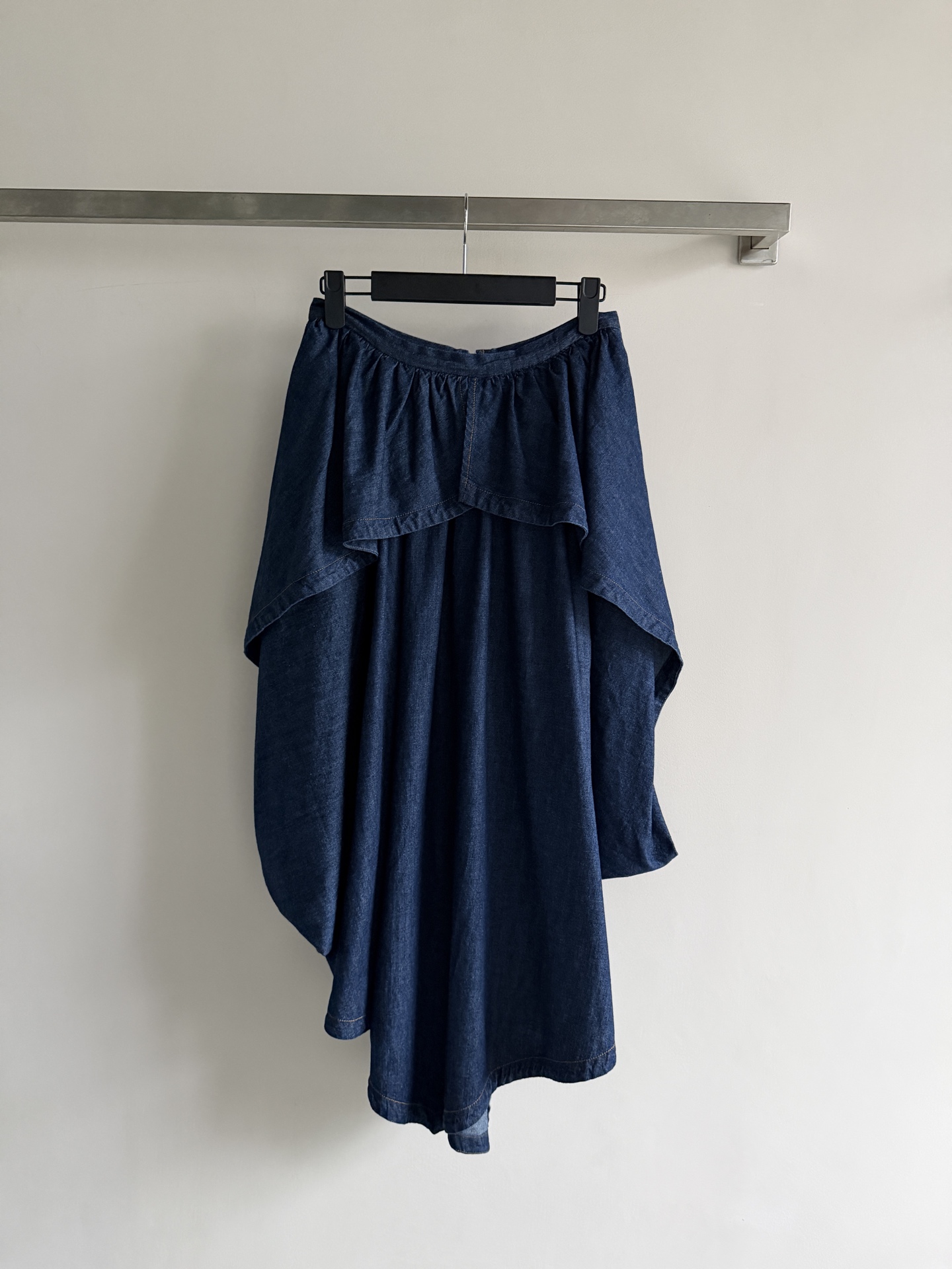 NO:888388,LOEW*'s new bud design skirt is irregularly layered and cut, with a retro and lazy atmosphere. The cotton material is soft and textured, with great drape and flesh-covering effects. It is suitable for various body shapes. The irregular hem design is super layered. Pair it with a simple top or waist chain, and you can easily get a summer vacation style or a relaxed daily look. Resort style, fashionable and practical!  Two-color SML-, Loewe-clothing, loewe, loewe, skirts,19860909LOEW*新款花苞设计感半裙不规则层叠剪裁,复古慵懒氛围感满分棉材质柔软有质感,垂坠感和遮肉效果都很赞,适合多种身材穿搭.不规则下摆设计超有层次,搭配简约上衣或腰链,轻松get夏日度假风or日常松弛感造型.度假风格,时髦又实用！两色SML-,罗意威-服装,loewe,loewe,skirts,,Women's clothing
