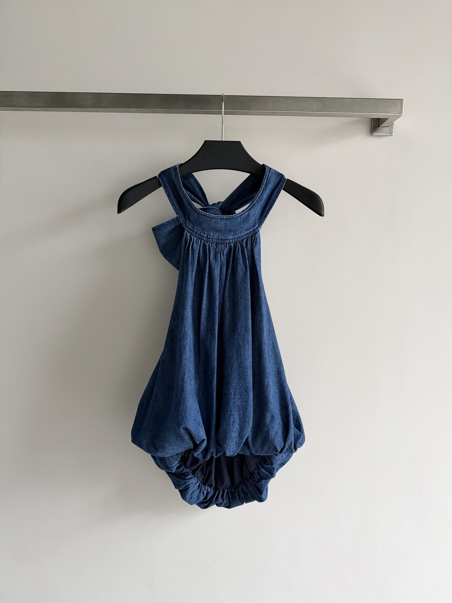 NO:888379,ZIMMERMANN*26SS new blue halterneck denim top is made of imported cotton fabric, which is soft and breathable, super comfortable to wear in summer!  The loose cut of the halter neck is casual and elegant. The blue denim has a retro feel. It looks great when paired with pants or skirts of the same color. It can be easily used for daily commuting and vacation. It is comfortable and has a sense of design. Fashionable girls must buy SML-, Zimmerman-clothing, skirts,19860909ZIMMERMANN*26SS新款蓝色挂脖牛仔上衣进口棉质面料柔软透气,夏天穿超舒服！挂脖的宽松剪裁,随性又优雅,蓝色牛仔自带复古感,搭配同色系裤装或裙装都很出彩日常通勤、度假都能轻松驾驭,舒适又有设计感,时髦女孩必入SML-,兹默曼-服装,skirts,,Women's clothing