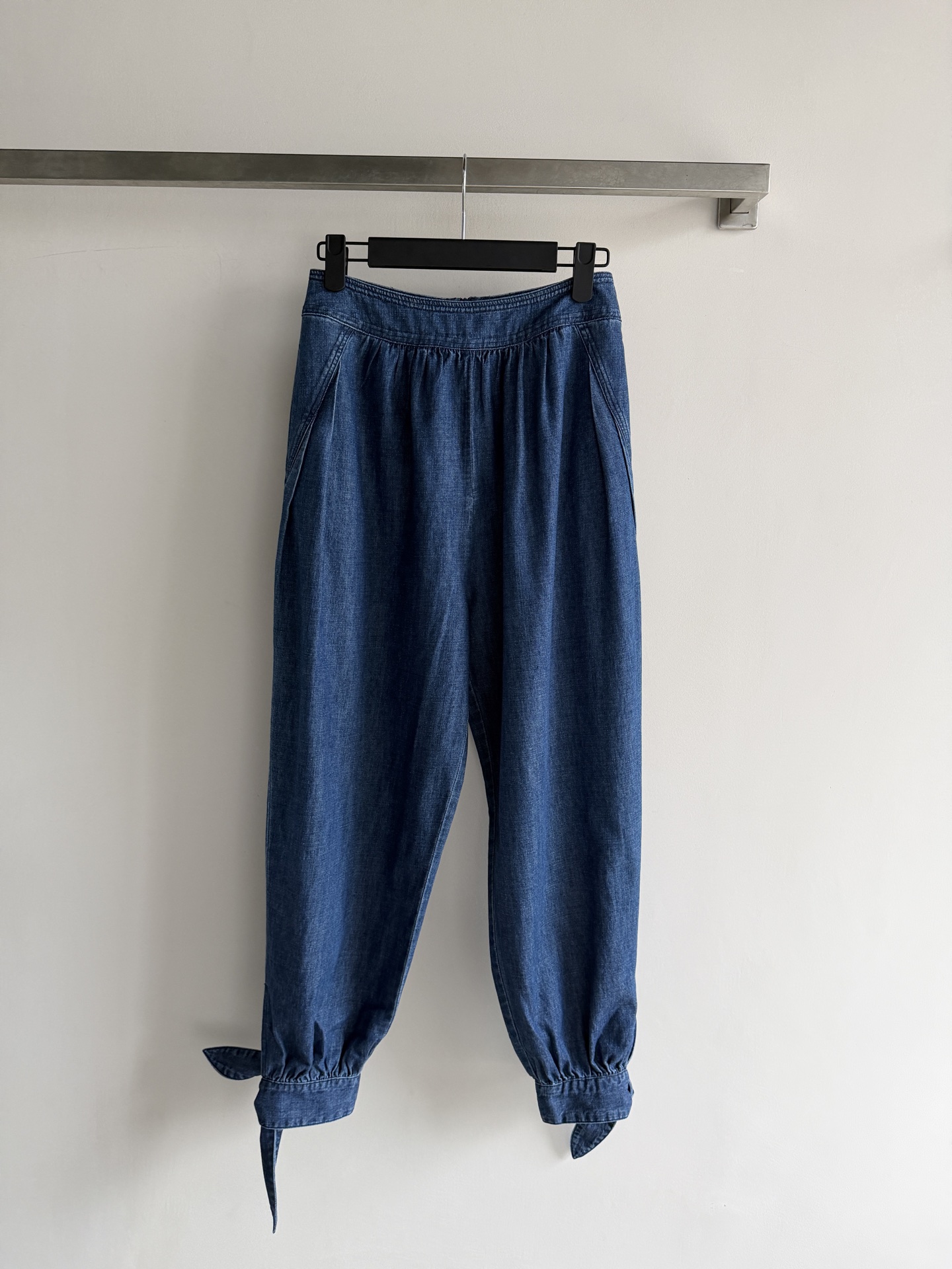 NO:888369,ZIMMERMANN*26SS new denim harem pants imported cotton fabric is soft and breathable, super comfortable to wear in summer!  The loose harem-style leg-binding design is casual and fashionable, and can be easily used for vacation, commuting, and leisure. The blue denim is versatile and white, and can be paired with a top of the same color or a light color for a fresh atmosphere!  Fashionable girls must enter SML-, Zimmerman-clothing,19860909ZIMMERMANN*26SS新款牛仔哈伦裤进口棉质面料柔软透气,夏天穿超舒服！宽松哈伦版型束脚设计,随性又时髦,度假、通勤、休闲都能轻松驾驭 蓝色牛仔百搭显白,搭配同色系或浅色上衣,清新氛围感满分！时髦女孩必入SML-,兹默曼-服装,,Women's clothing