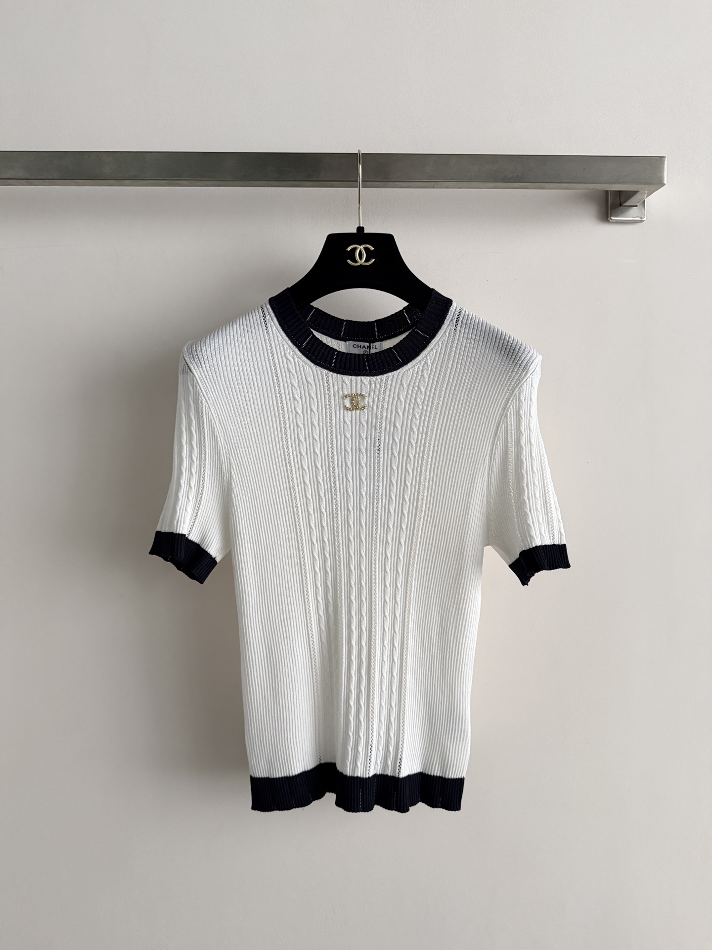 NO:891777,CHANE*26SS new short-sleeved sweater with classic contrasting design and a close-fitting fit that is easy to wear. The double C three-dimensional logo on the chest is super recognizable, simple, fashionable and versatile SML-,,chanel,T-shirt,19860909CHANE*26SS新款短袖针织衫经典撞色设计,贴身版型不挑人穿 胸前双C立体logo工艺超有辨识度简约时髦又百搭SML-,,chanel,T-shirt,,Women's clothing