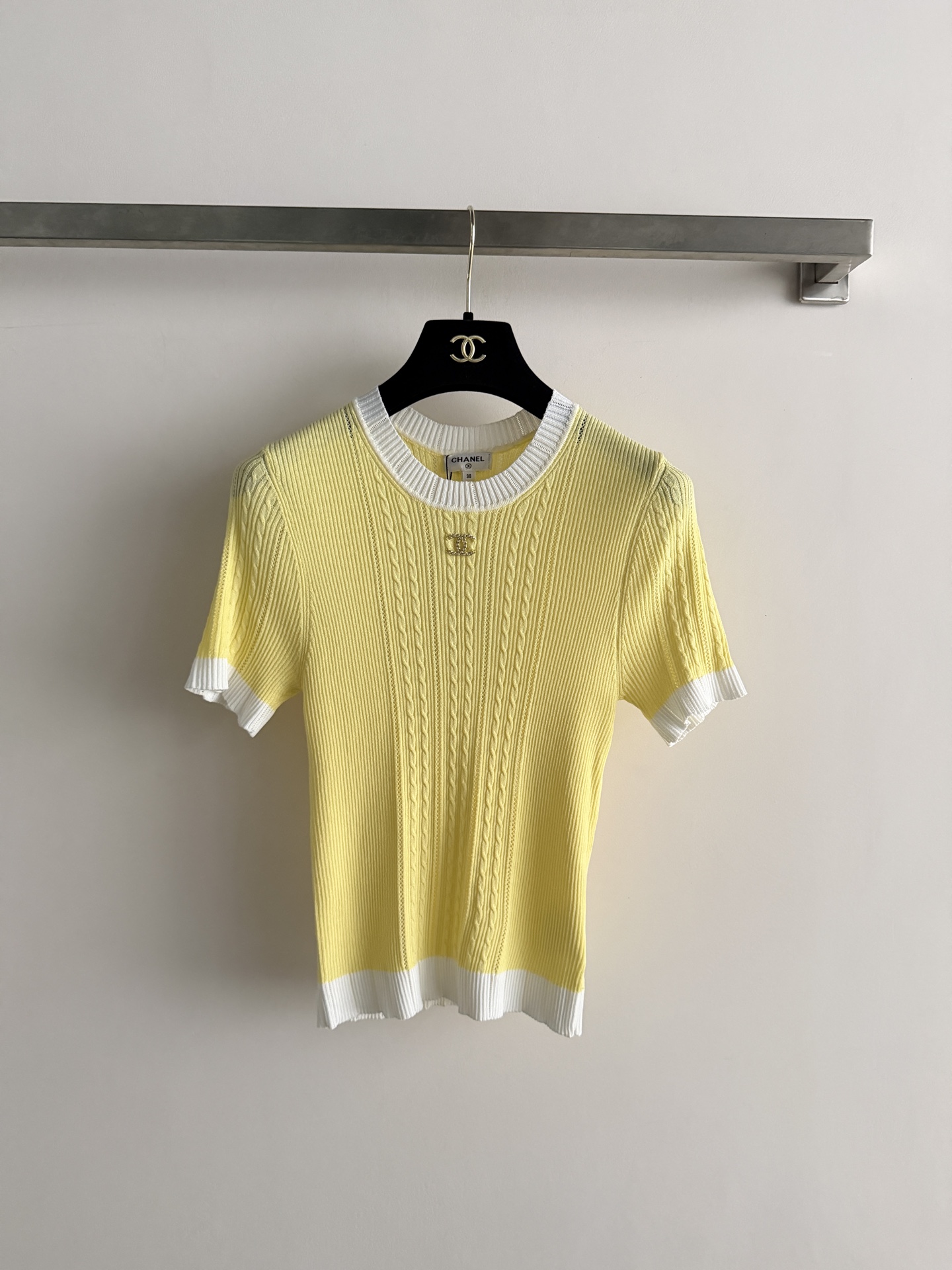 NO:888325,CHANE*26SS new short-sleeved sweater with classic contrasting design and a close-fitting fit that is easy to wear. The double C three-dimensional logo on the chest is super recognizable, simple, fashionable and versatile SML-, Chanel-clothing, chanel, chanel, T-shirt,19860909CHANE*26SS新款短袖针织衫经典撞色设计,贴身版型不挑人穿 胸前双C立体logo工艺超有辨识度简约时髦又百搭SML-,香奈儿-服装,chanel,chanel,T-shirt,,Women's clothing