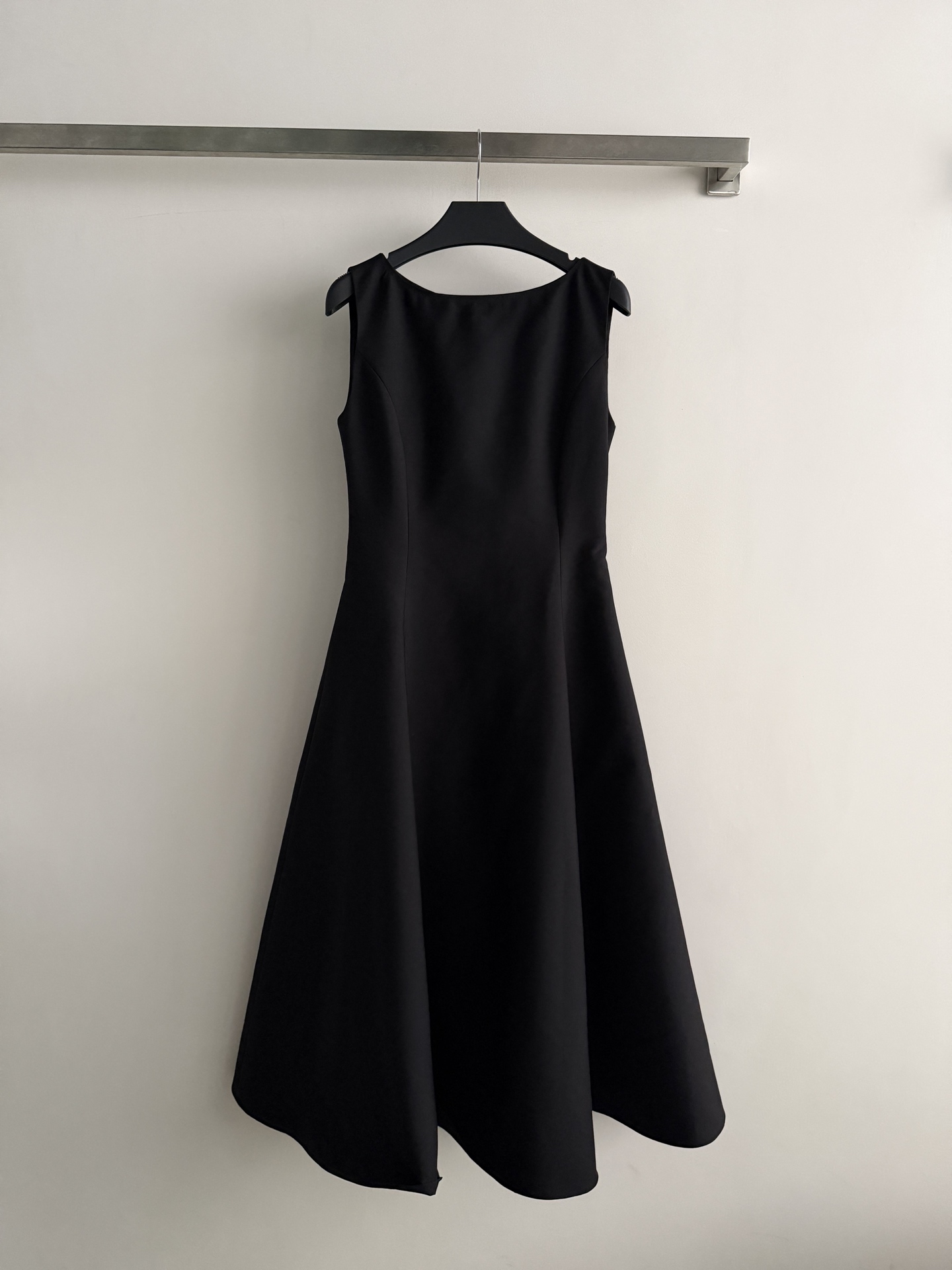 NO:932881,The new sleeveless dress Hepburn style dress, when the classic little black dress meets exquisite tailoring, it has become an indispensable little black dress in a woman's wardrobe. The drapey and smooth shape perfectly combines geometric lines with women. The skirt design is clean and neat, and can be easily controlled by any body shape. It can be simply decorated with some small accessories, making it natural and elegant. SML,,skirts,19860909新款无袖连衣裙赫本风连衣裙,当经典小黑裙遇到精致剪裁,成就了女人的衣柜里或不可缺的小黑裙垂坠流畅的版型把几何线条与女性结合的恰到好处,裙型设计干净利落,任何身型都能轻松驾驭,可简单搭配一些小饰品装饰,自然优雅大方SML,,skirts,,Women's clothing