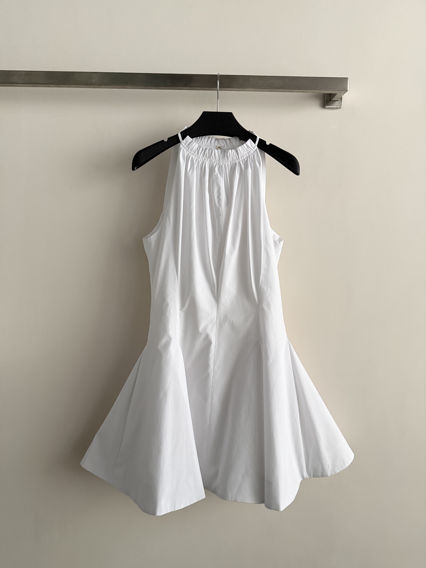 NO:888303,Balmai's latest sleeveless dress adopts a sleeveless halter neck design, which well modifies the shoulder lines and visually makes the upper body appear slimmer!  Fishtail skirt cut The skirt naturally spreads out from the waist, and the hem is in a slightly open fishtail shape. This style is very tolerant to the body shape. It can not only cover the flesh of the thighs, but also highlight the waist. It can be easily worn in daily life, parties, and vacations. It looks great with sandals or high heels and can easily switch styles. SML-, Balmain-clothing, balmain, balmain, sandals, high heels, skirts,19860909Balmai*新款无袖洋装采用无袖挂脖设计 很好地修饰肩部线条,视觉上显得上半身更纤细！鱼尾裙摆剪裁 裙身从腰部自然散开,下摆呈微张的鱼尾状.这种版型对身材包容性极强,既能遮住大腿根部的肉肉,又能凸显腰身,日常、聚会、度假都能轻松驾驭,搭配凉鞋或高跟鞋都很出彩,轻松切换风格SML-,巴尔曼-服装,balmain,balmain,sandals,high heels,skirts,,Women's clothing