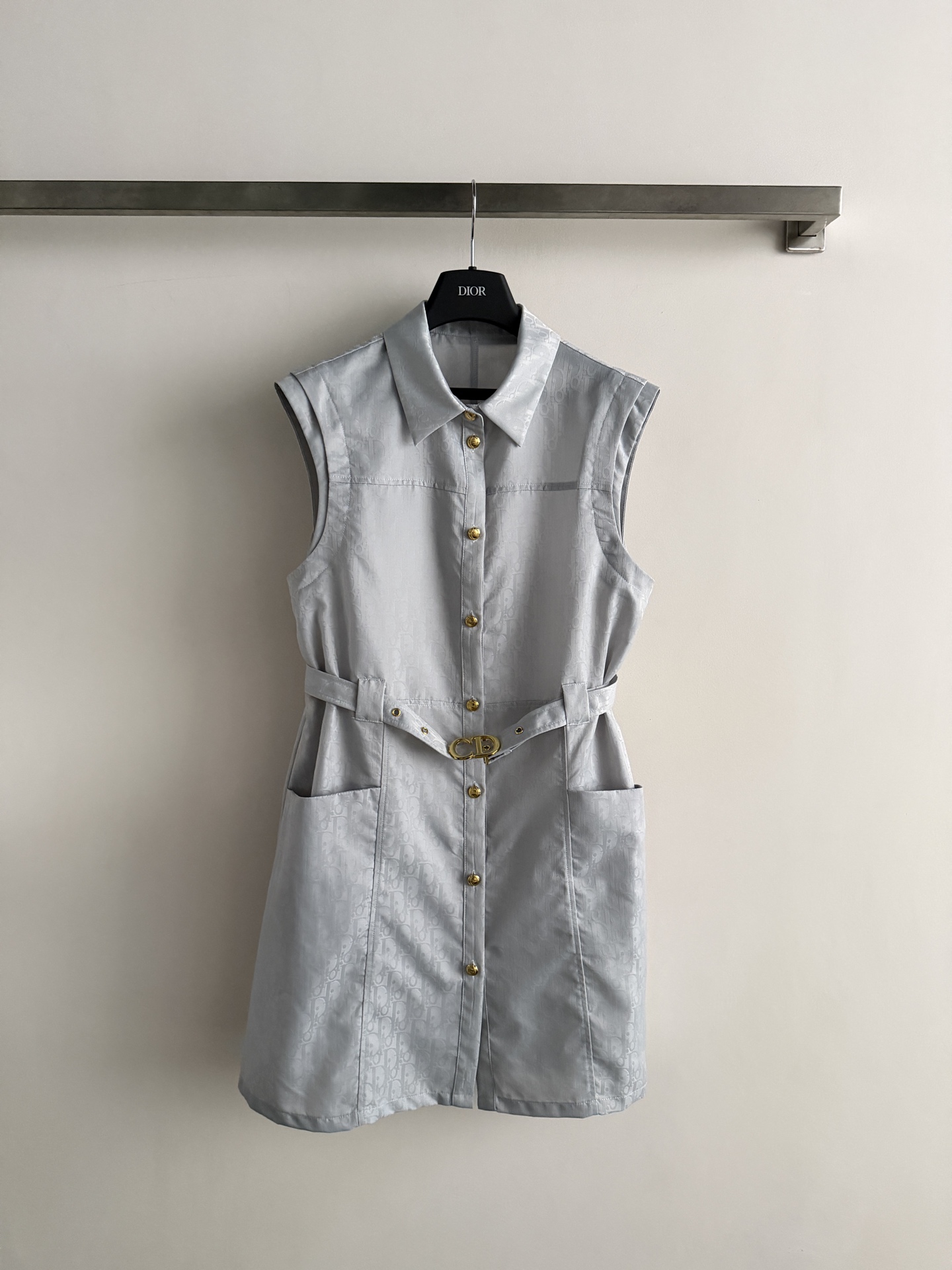 NO:888291,Dio's latest gray-blue shirt dress, sleeveless design + gold buttons, full of details!  Paired with a belt and CD metal buckle, the waist is slimmed down to show the body proportions. The skirt length is moderate, and the large pockets on both sides are practical and fashionable. It can be worn for commuting and leisure. It is low-key and elegant, super refreshing in summer, and paired with sandals or white shoes, you can easily get a high-end look. SML, Dior-clothing, dior, dior, sandals, skirts, shirts,19860909Dio*新款灰蓝色衬衫连衣裙,无袖设计+金色纽扣,细节满分！搭配腰带配CD金属扣,收腰显身材比例.裙长适中,两侧大口袋实用又时髦,通勤休闲都能穿.低调优雅,夏天穿超清爽,搭配凉鞋或小白鞋,轻松get高级感穿搭.SML,迪奥-服装,dior,dior,sandals,skirts,shirts,,Women's clothing