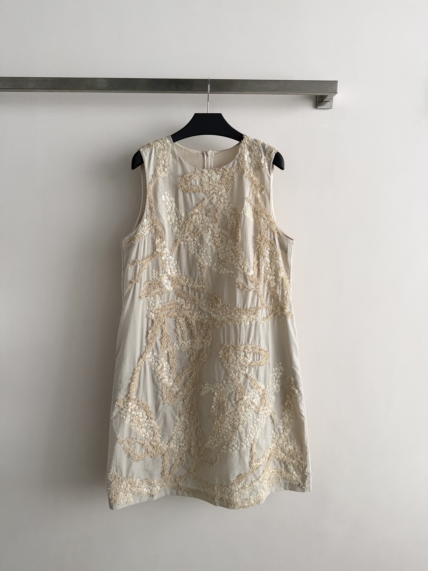 NO:888386,Brunello Cucinell's latest embroidered dress, heavy embroidery + sequin embellishment, low-key luxury and elegance. Sleeveless A-line version, light and breathable, super comfortable to wear in summer. Exquisite embroidery craftsmanship, perfect details, suitable for formal occasions or vacation wear. It has both quality and design, perfect for sisters who pursue exquisite life. SML, women's clothing, brunello cucinelli, skirts,19860909Brunello Cucinell*新款刺绣连衣裙,重工刺绣+珠片点缀,低调奢华又优雅.无袖A字版型,轻盈透气,夏天穿超舒服.精致刺绣工艺,细节满分,适合正式场合或度假穿搭.品质与设计感兼具,超适合追求精致生活的姐妹们SML,女装,brunello cucinelli,skirts,,Women's clothing