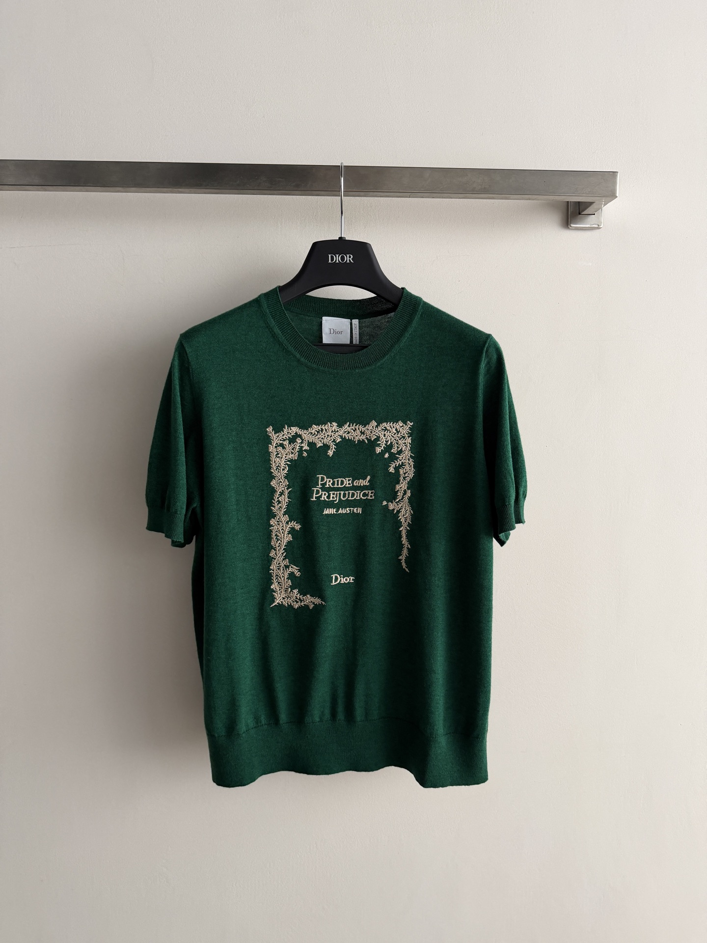 NO:888703,Dio*2026 early autumn series short-sleeved sweater, dark green knitted material, soft and shiny, the front embroidery is inspired by 'Pride and Prejudice', full of literary and artistic sense. The classic round neck design can be easily worn in daily or light formal occasions. It is very suitable for spring and summer, and it looks great with pleated skirts or jeans. It is exquisite and practical to switch between college style or celebrity style. Sisters who like high-end fashion should not miss it ~ SML, Dior-clothing, dior, dior, loro  piana,skirts,jeans,T-shirt,19860909Dio*2026早秋系列短袖针织衫,墨绿色针织材质,柔软有光泽,正面绣花灵感来自《傲慢与偏见》,文艺感满满.经典圆领设计,日常或轻正式场合都能轻松驾驭.春夏穿超合适,搭配百褶裙或牛仔裤都很出彩,学院风or名媛风随心切换精致又实用,喜欢高端时尚的姐妹别错过～SML,迪奥-服装,dior,dior,loro piana,skirts,jeans,T-shirt,,Women's clothing