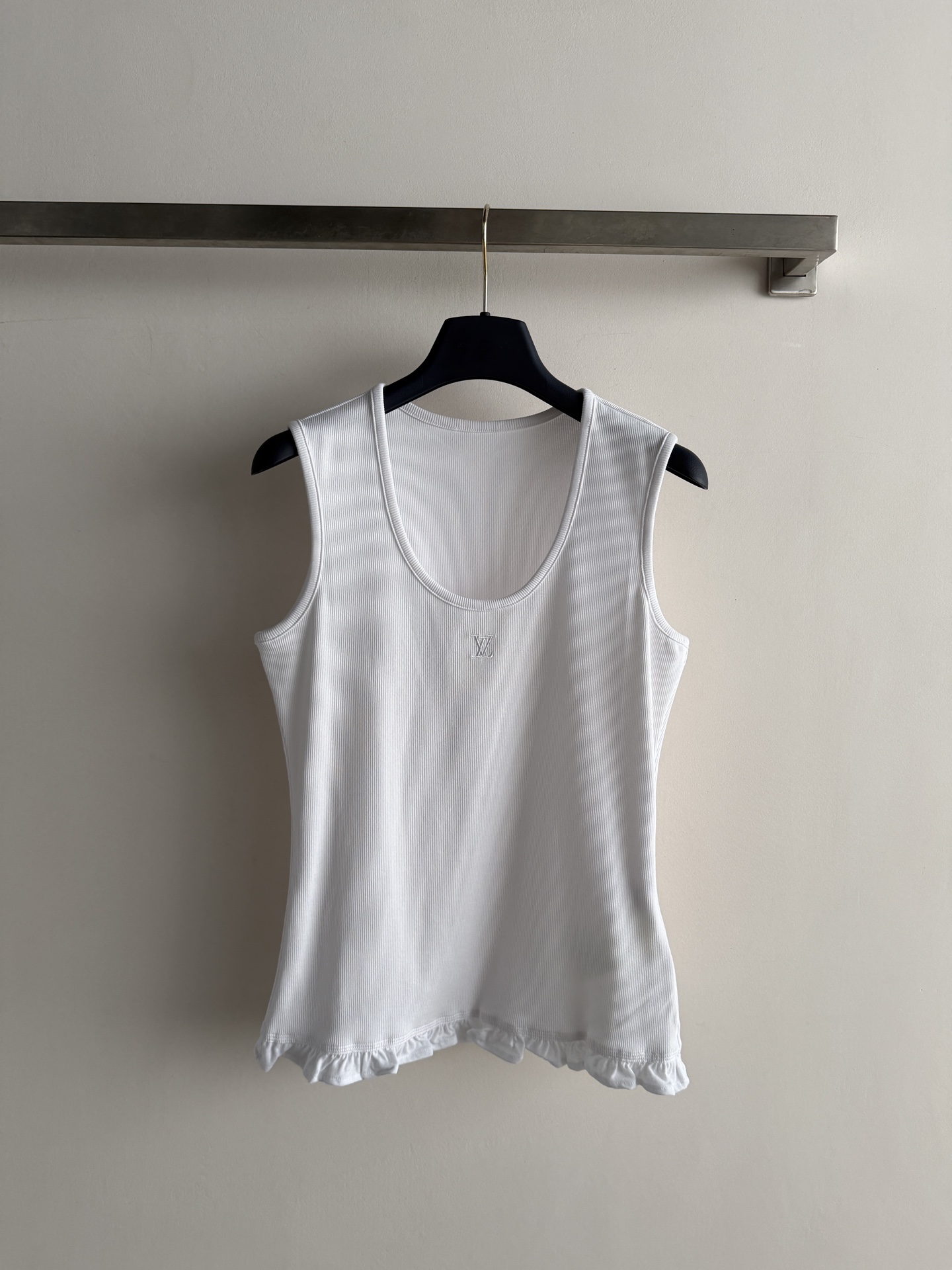 NO:888673,Louis Vuitton's newest vest is made of elastic knitted fabric, which is close-fitting and comfortable, slimming and slimming!  Simple U-neck sleeveless version, softly exposing the shoulder and neck lines. Brand logo embellishment on the chest. Low-key, simple and not exaggerated, the hem is spliced ​​with white pleated ruffles, adding a sweet and cool layer. It can be worn alone or inside, versatile in all seasons, suitable for commuting and leisure. SML-, Louis Vuitton-clothing, louis vuitton, louis vuitton,19860909Louis Vuitton*新款背心弹力针织面料,贴身舒适,修身显瘦！简约U领无袖版型,柔和露出肩颈线条 胸口品牌标识点缀 低调简约不浮夸下摆拼接白色褶皱荷叶边,增添甜酷层次可单穿可内搭,四季百搭,通勤、休闲都合适SML-,路易威登-服装,louis vuitton,louis vuitton,,Women's clothing
