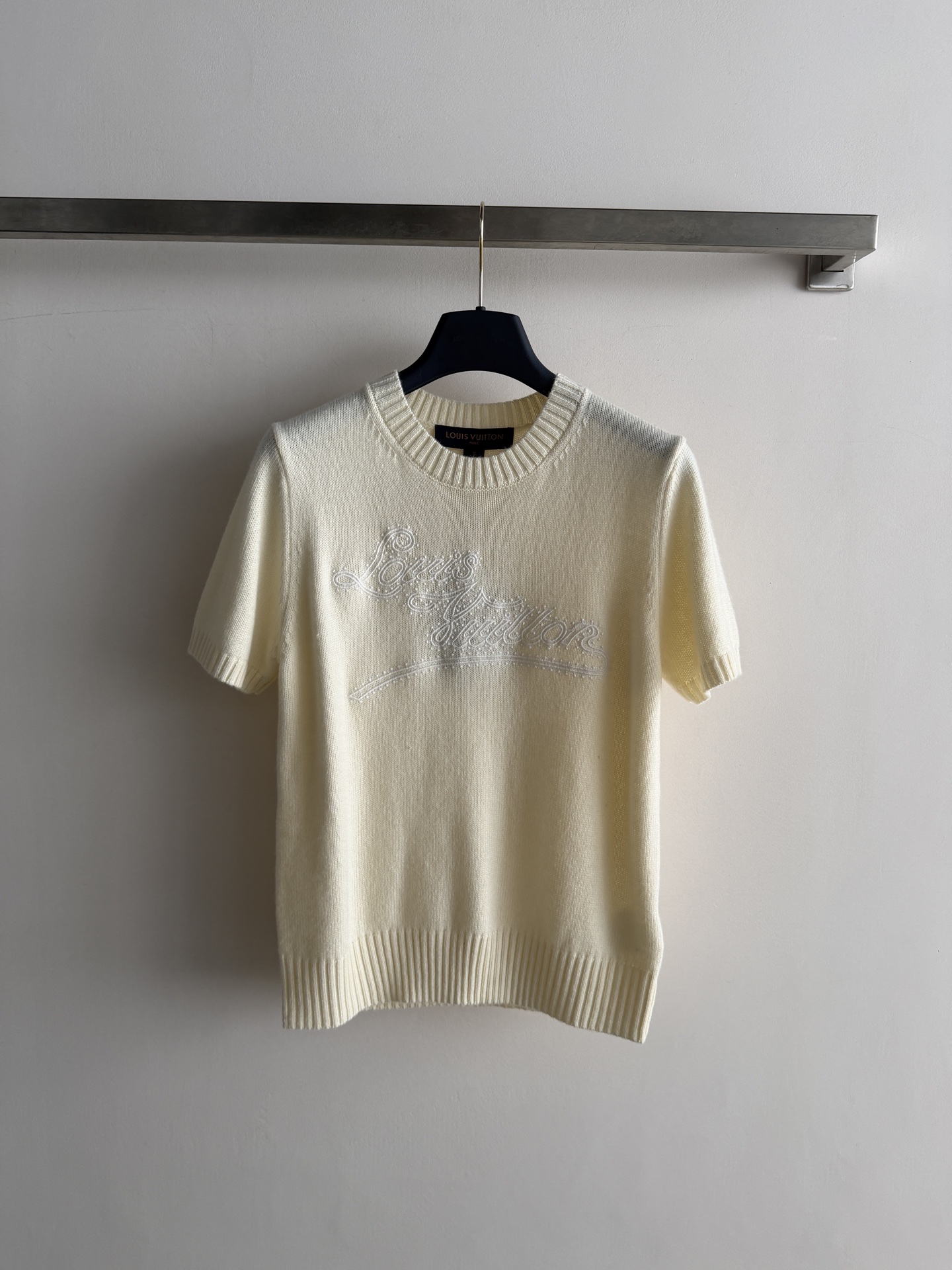 NO:892177,LV 2026 early autumn new style, knitted short sleeves with letter embroidery, super eye-catching logo letter embroidery on the front, full of luxury, classic round neck + shoulder tailoring, modified shoulder and neck lines, raised waistline, better body proportions. It can be easily worn in daily life or light luxury occasions, and it looks great with jeans or skirts, elegant and fashionable!  SML,,louis vuitton,skirts,jeans,T-shirt,19860909LV 2026早秋新款,字母刺绣针织短袖,正面logo字母刺绣超吸睛,奢华感满满,经典圆领+正肩剪裁,修饰肩颈线条,拉高腰线,身材比例更优越.日常或轻奢场合都能轻松驾驭,搭配牛仔裤或半裙都很出彩,优雅又时髦！SML,,louis vuitton,skirts,jeans,T-shirt,,Women's clothing