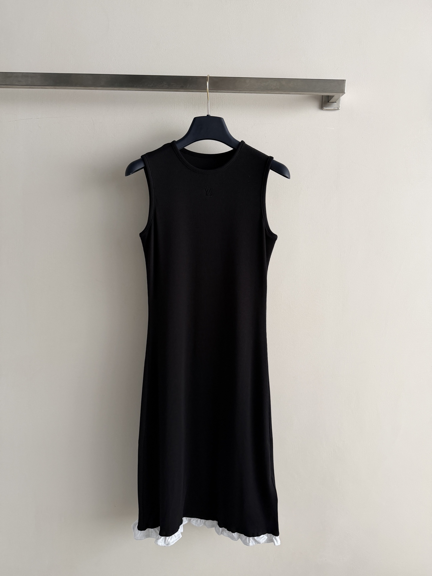 NO:888683,Louis Vuitton's latest new vest dress is made of stretch knitted fabric, which is close-fitting and comfortable, slimming and slimming!  The classic round neck sleeveless version softly exposes the shoulder and neck lines. Brand logo embellishment on the chest. The low-key, simple and non-exaggerated hem is spliced ​​with white pleated ruffles, adding a sweet and cool layer. It can be worn alone or inside, versatile for all seasons, suitable for commuting and leisure. SML-, Louis Vuitton-clothing, louis vuitton, louis vuitton, skirts,19860909Louis Vuitton*新款背心连衣裙弹力针织面料,贴身舒适,修身显瘦！经典圆领无袖版型,柔和露出肩颈线条 胸口品牌标识点缀 低调简约不浮夸下摆拼接白色褶皱荷叶边,增添甜酷层次可单穿可内搭,四季百搭,通勤、休闲都合适SML-,路易威登-服装,louis vuitton,louis vuitton,skirts,,Women's clothing