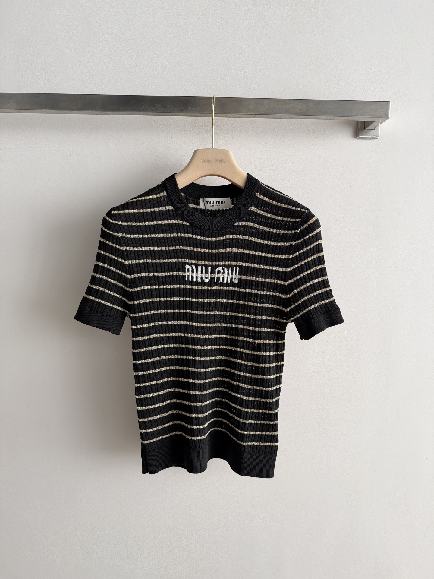 NO:888653,Miu Mi*'s new striped knitted short-sleeve, with contrasting stripe design, is simple and layered. The brand logo on the chest is very recognizable and the details are perfect. The knitted fabric has good elasticity and fits the body shape, making it comfortable and elegant. The tailoring is casual and lazy, which can be easily worn in daily or light formal occasions. It looks great with jeans or skirts!  SML,miumiu-clothing,loro piana,miumiu,skirts,jeans,T-shirt,19860909Miu Mi*新款条纹针织短袖,撞色条纹设计,简约又有层次感.胸前品牌徽标超有辨识度,细节满分.针织面料弹性好,贴合身形,穿着舒适又显气质.剪裁偏休闲慵懒风,日常或轻正式场合都能轻松驾驭,搭配牛仔裤或半裙都很出彩哦！SML,缪缪-服装,loro piana,miumiu,skirts,jeans,T-shirt,,Women's clothing