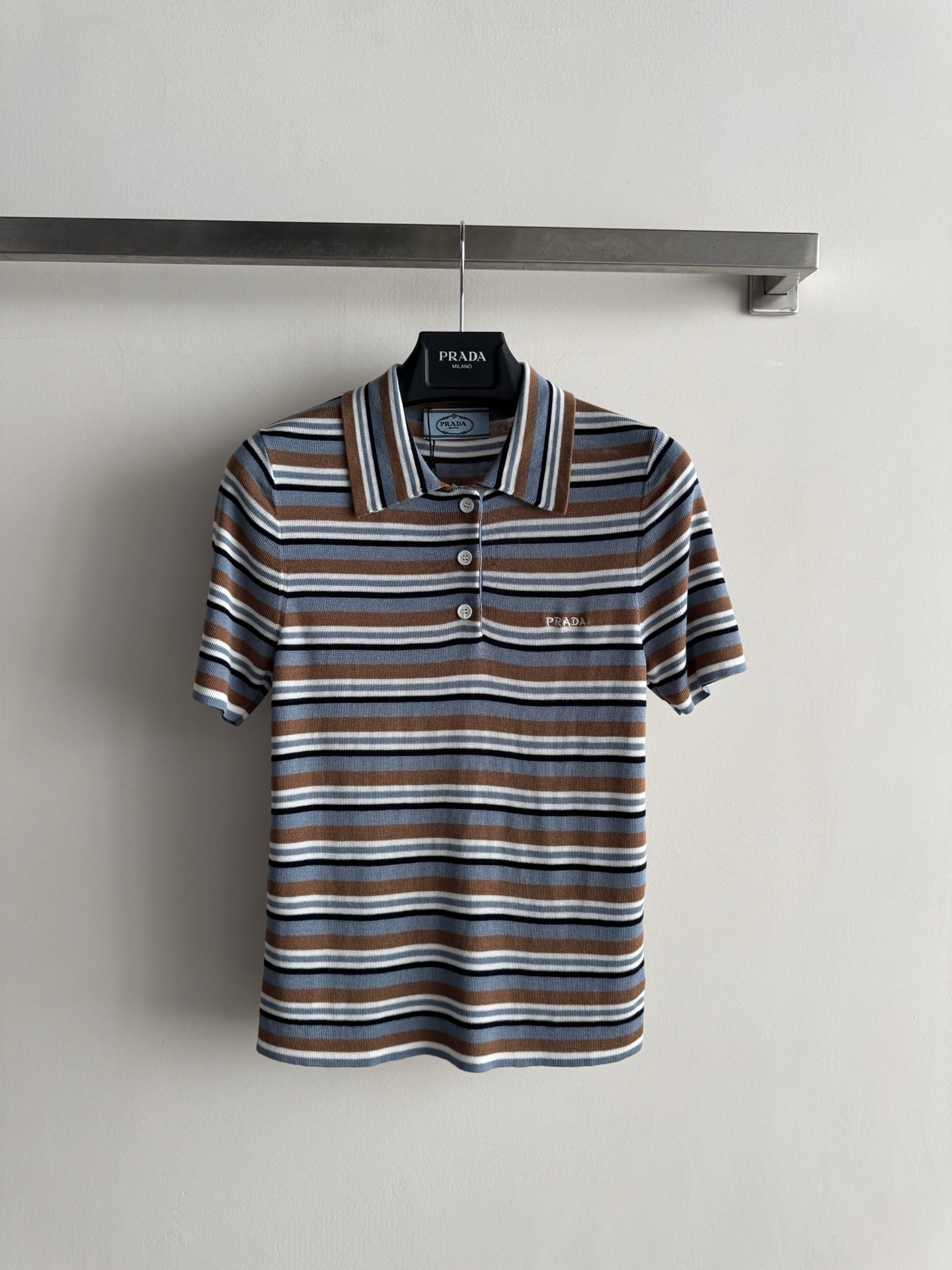 NO:889183,Prad* new striped Polo shirt, classic stripes and contrasting colors, full of retro college style!  Tencel is soft and breathable, super comfortable to wear in summer. The lapel + three-button design has exquisite details, and the logo on the chest is low-key and recognizable. Paired with high-waisted pants or pleated skirts, you can easily get a refreshing, fashionable and lazy style, perfect for commuting and leisure!  SML,Prada-clothing,prada,prada,skirts,19860909Prad*新款条纹Polo衫,经典条纹撞色,复古学院风满满！天丝柔软透气,夏天穿超舒服.翻领+三粒扣设计,细节精致,胸前Logo低调有辨识度.搭配高腰裤或百褶裙,轻松get清爽时髦慵懒风,通勤休闲都很适合！SML,普拉达-服装,prada,prada,skirts,,Women's clothing