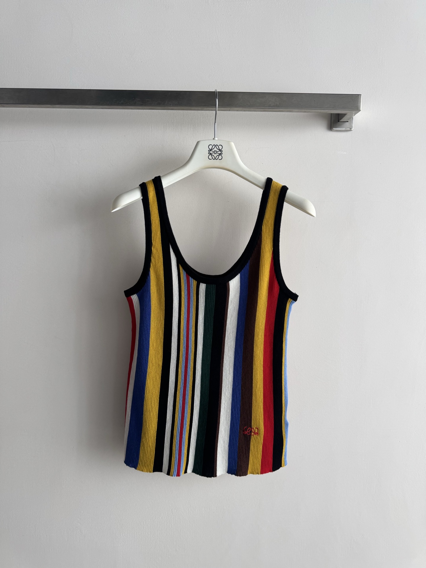 NO:889203,Loew*2026 spring and summer series colorful striped knitted vest, the vertical stripe design is super eye-catching, rich in color, retro and fashionable!  The sleeveless U-neck cut fits the body shape and is super comfortable to wear in summer. The knitted fabric has good elasticity, is breathable and not stuffy, and can be easily worn in daily life or on vacation. Paired with high-waisted shorts and a military green skirt, it is full of vitality and can easily create a dopamine style!  SML, Loewe-clothing,loewe,loewe,skirts,shorts,19860909Loew*2026春夏系列彩色条纹针织背心,竖条纹设计超吸睛,色彩丰富,复古又时髦！无袖U领剪裁,贴合身形,夏天穿超舒服.针织面料弹性好,透气不闷热,日常或度假都能轻松驾驭.搭配高腰短裤、军绿色短裙,活力感满满,轻松打造多巴胺穿搭风格！SML,罗意威-服装,loewe,loewe,skirts,shorts,,Women's clothing