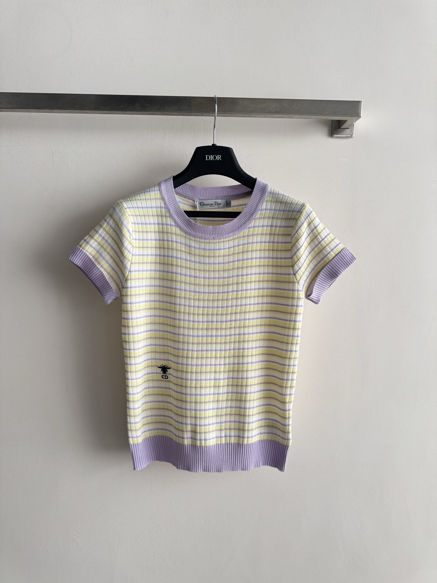 NO:889189,Dio's latest contrasting striped knitted short-sleeves are made of Tencel knitted material, which is light and breathable and super comfortable to wear in summer!  Round neck + right shoulder design, embellished with little bee embroidery on the hem, slim and slim, retro and fresh, contrasting color stitching on the cuffs and hem, full of layering. It can be easily used for daily commuting and leisure, and it looks great with jeans or skirts. It is a must-have and versatile item in the summer wardrobe!  SML,Dior-clothing,dior,dior,skirts,jeans,T-shirt,19860909Dio*新款撞色条纹针织短袖,采用天丝针织材质,轻薄透气,夏天穿超舒服！圆领+正肩设计,下摆小蜜蜂刺绣点缀,修身显瘦,复古又清新,袖口和下摆撞色拼接,层次感满满.日常通勤、休闲都能轻松驾驭,搭配牛仔裤或半身裙都很出彩,是夏季衣橱必备百搭单品！SML,迪奥-服装,dior,dior,skirts,jeans,T-shirt,,Women's clothing