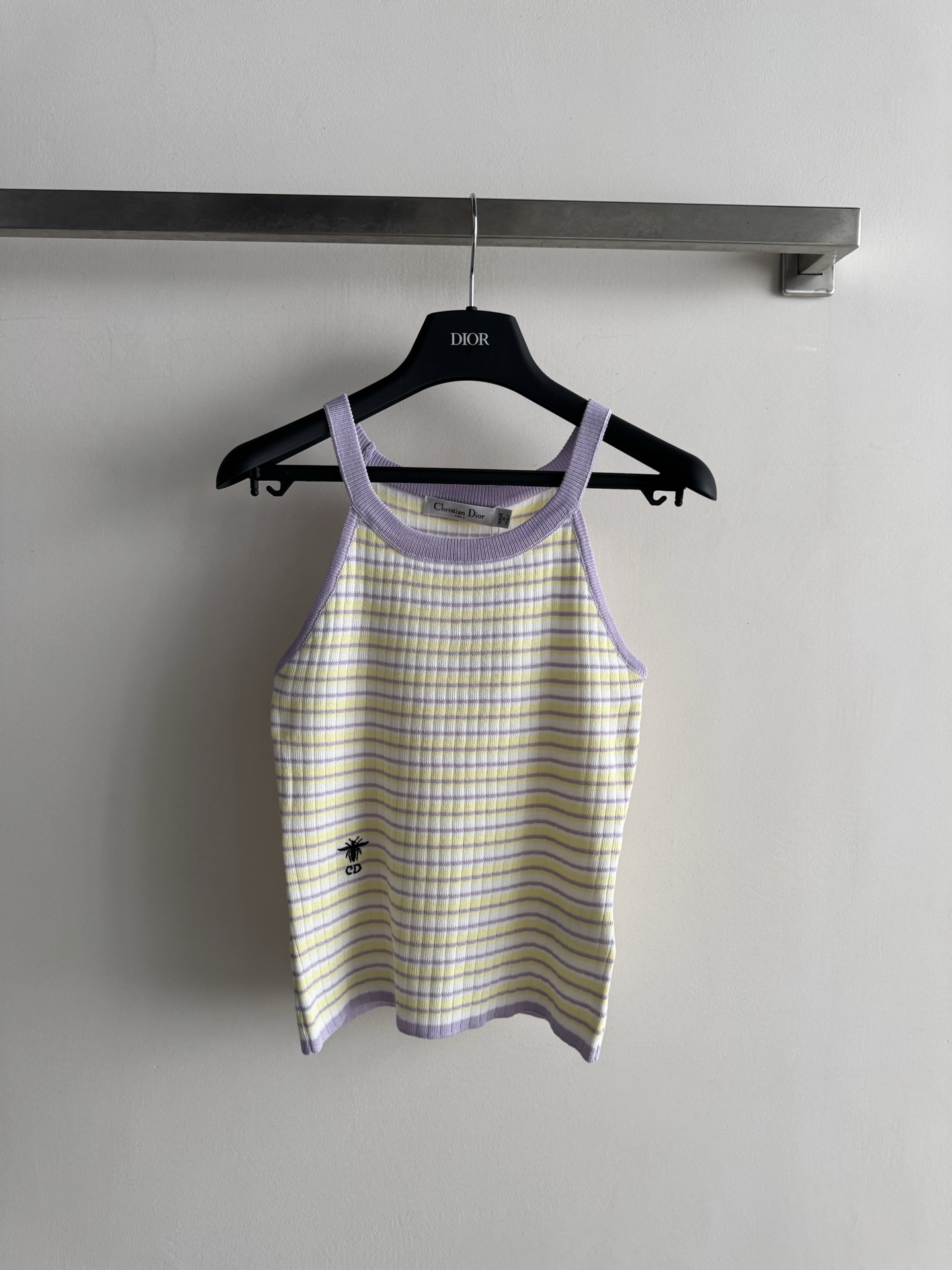 NO:889196,Dio's latest contrasting striped vest is made of Tencel knitted material, which is light and breathable and super comfortable to wear in summer!  The hem is embellished with little bee embroidery. It is close-fitting and versatile, retro yet fresh. It can be easily used for daily commuting and leisure. It goes well with jeans or skirts. It is a must-have and versatile item for the summer wardrobe!  SML,Dior-clothing,dior,dior,skirts,jeans,19860909Dio*新款撞色条纹背心,采用天丝针织材质,轻薄透气,夏天穿超舒服！下摆小蜜蜂刺绣点缀,贴身百搭,复古又清新,日常通勤、休闲都能轻松驾驭,搭配牛仔裤或半身裙都很出彩,是夏季衣橱必备百搭单品！SML,迪奥-服装,dior,dior,skirts,jeans,,Women's clothing
