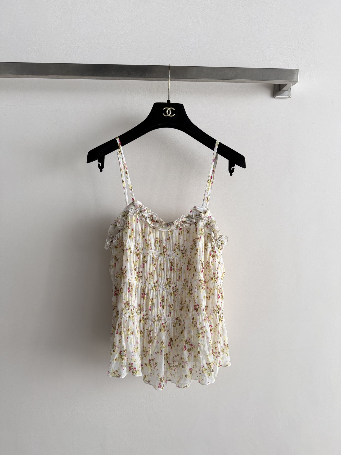 NO:889461,CHANE's latest floral camisole is made of light rayon fabric, soft and breathable, super comfortable to wear in spring and summer!  Beige base with small florals, fresh and sweet, ruffles + elastic pleat design, full of layers, French girl style is easy to achieve. The suspenders are adjustable and suitable for various body shapes. It looks great when worn alone or paired with skirts and high-waisted pants. It can be easily controlled during vacations and daily life, and it directly adds to the atmosphere of taking photos!  SML,Chanel-clothing,chanel,chanel,skirts,19860909CHANE*新款碎花吊带背心,采用轻薄人丝面料,柔软透气,春夏穿超舒服！米色底配小碎花,清新又甜美,荷叶边+松紧褶皱设计,层次感满满,法式少女风轻松拿捏.吊带可调节,适合各种身形,单穿或搭配半身裙、高腰裤都很出片,度假日常都能轻松驾驭,拍照氛围感直接拉满！SML,香奈儿-服装,chanel,chanel,skirts,,Women's clothing