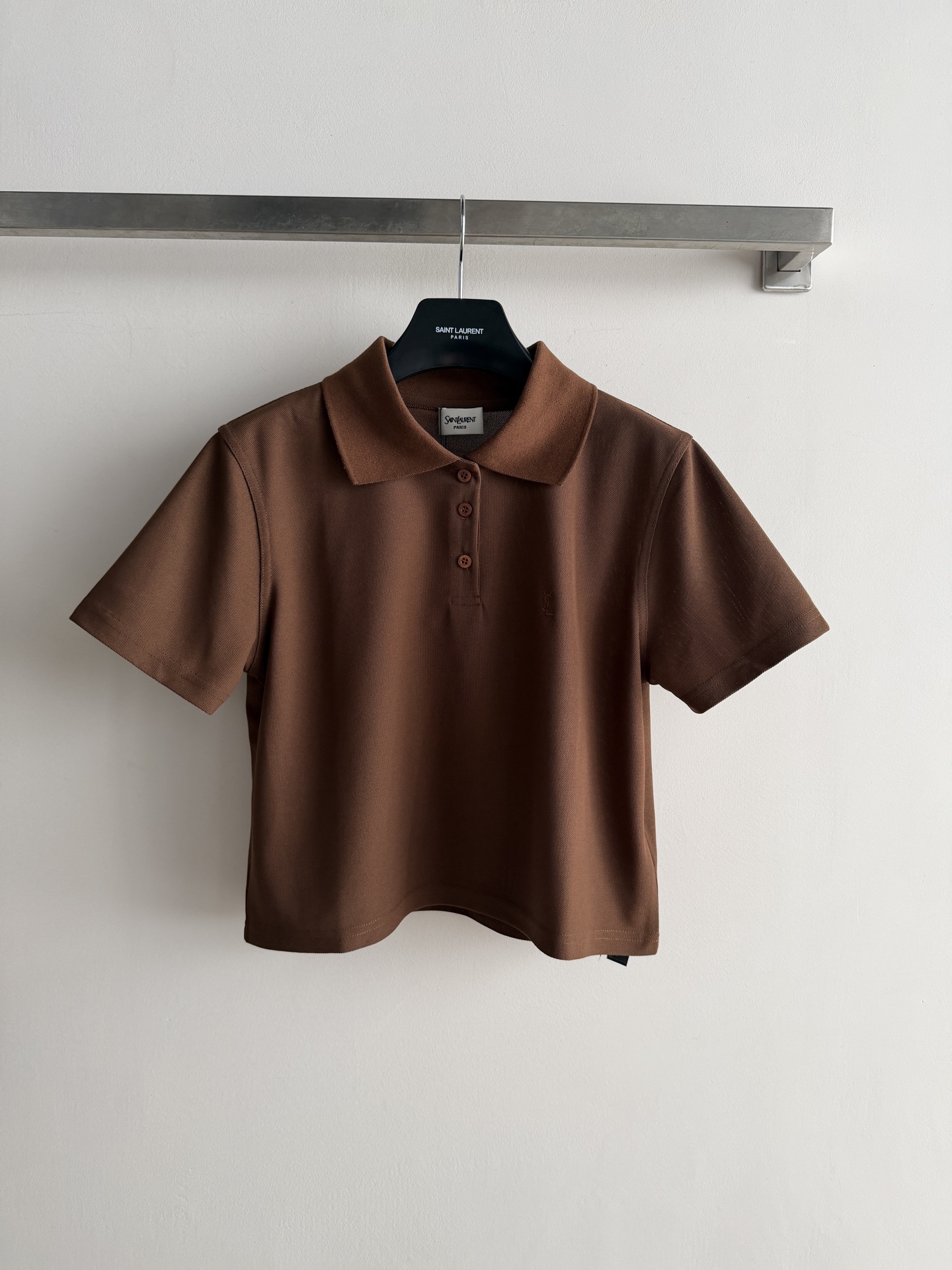 NO:889509,Saint Lauren's latest short Polo short-sleeve, retro old money style calm atmosphere, breathable and stiff fabric that is not easy to deform, caramel brown retro texture, white simple and versatile, classic lapel + three-button placket, short hem to raise the waistline, small embroidered brand logo on the side of the body, low-key and luxurious with suit pants and denim skirts, easy to choose high-end wear for commuting and leisure. SML, Saint Laurent-Clothing, saint laurent, saint  laurent,skirts,T-shirt,business suit,19860909Saint Lauren*新款短款Polo短袖,复古老钱风沉稳氛围感、面料透气挺括不易变形,焦糖棕复古显质感白色简约百搭,经典翻领+三粒扣门襟,短款下摆拉高腰线,衣身侧位小巧刺绣品牌标识,低调轻奢搭配西装裤、牛仔半裙,通勤休闲轻松拿捏高级穿搭.SML,圣罗兰-服装,saint laurent,saint laurent,skirts,T-shirt,business suit,,Women's clothing