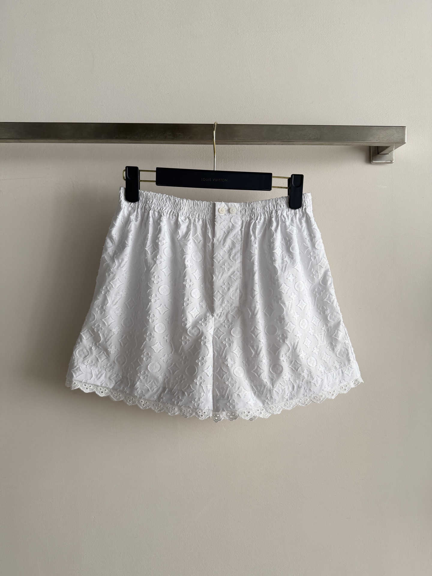 NO:889484,Louis Vuitto*26 new elastic waist lace shorts, French sweet elements, full of Monogram jacquard, bring brand recognition. The lace is super age-reducing, the elastic waist design is comfortable and hides the flesh, the A-line version is super friendly to the body, and it is very suitable for matching with the same series of shirts or simple T-shirts. It is easy to create a sweet and noble daily look. SML, Louis Vuitton-clothing, louis vuitton, louis  vuitton,shorts,shirts,tees,t-shirt,19860909Louis Vuitto*26新款松紧腰蕾丝花边短裤法式甜美元素拉满Monogram提花自带品牌辨识度,蕾丝花边超减龄、松紧腰设计舒适又藏肉,A字版型对身材超友好搭配同系列衬衫或简单T恤都超适配,轻松打造又甜又贵气的日常造型SML,路易威登-服装,louis vuitton,louis vuitton,shorts,shirts,tees，t-shirt,,Women's clothing