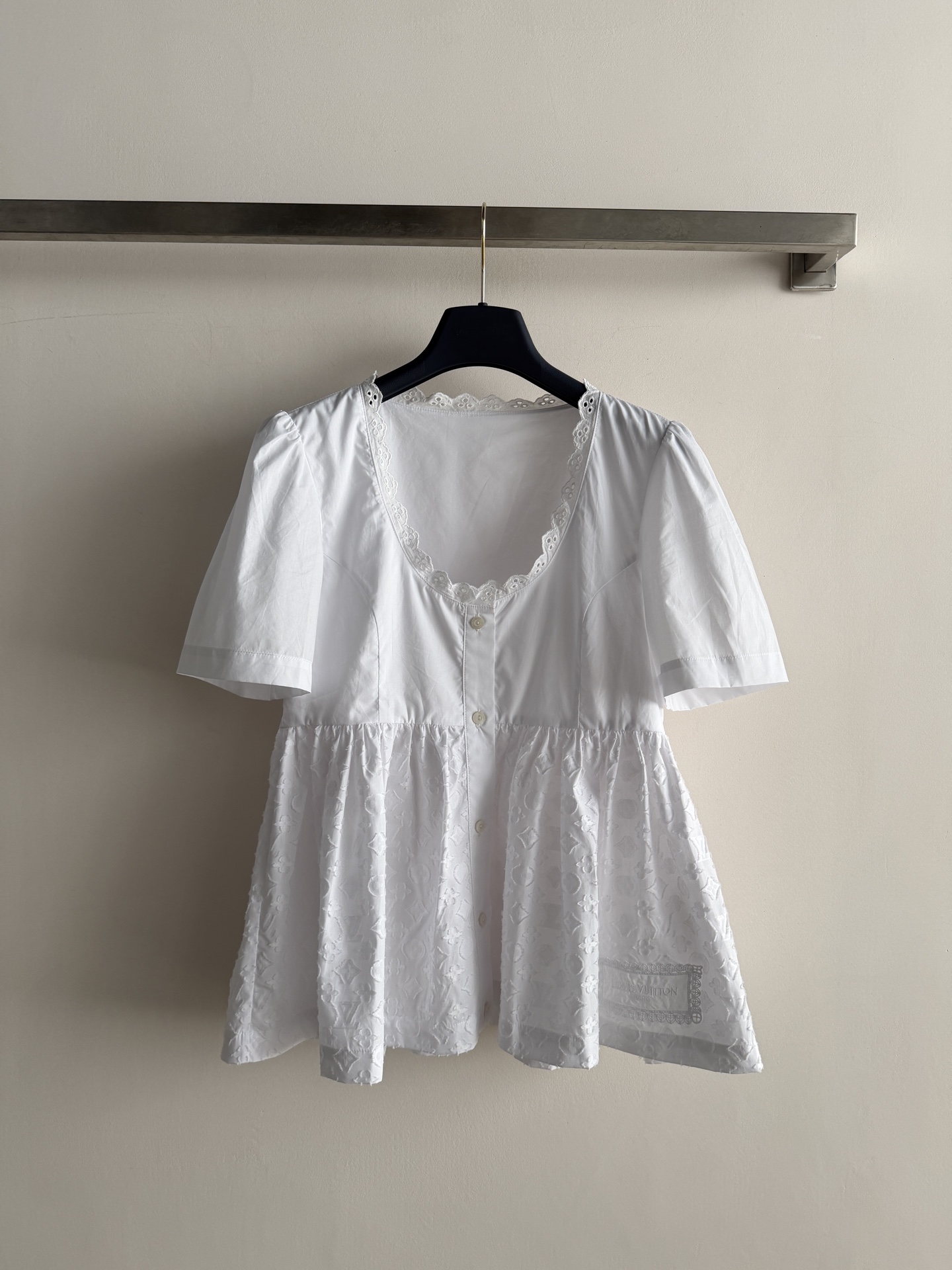 NO:889492,LouisVuitto*26 new white lace shirt, pure cotton material + exquisite lace design, full of French elegance!  Puff sleeves + babydoll style, covering the flesh and looking slim, super breathable and not stuffy in summer. The U-neck design modifies the neck line, and the single-row buttons are full of details. It goes well with a series of high-waisted pants or skirts. It is a must-have for age reduction and can be easily controlled for commuting and vacation. SML, Louis Vuitton-clothing, louis vuitton, louis vuitton, skirts, shirts,19860909LouisVuitto*26新款白色蕾丝花边衬衫,纯棉材质+精致蕾丝设计,法式优雅感满满！泡泡袖+娃娃衫版型,遮肉又显瘦,夏天穿超透气不闷热.U领设计修饰颈部线条,单排纽扣细节感十足,搭配系列高腰裤或半裙都很出彩,减龄必备通勤度假都能轻松驾驭SML,路易威登-服装,louis vuitton,louis vuitton,skirts,shirts,,Women's clothing