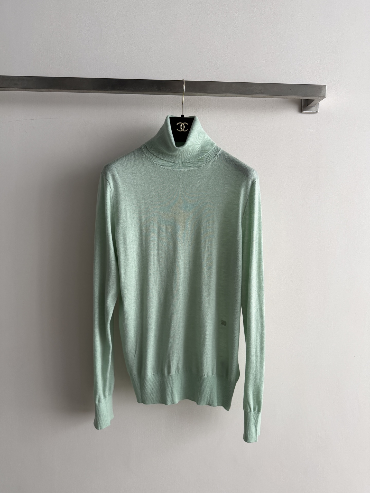 NO:930031,CHANE's latest high-neck sweater, made of soft knitted fabric, is super comfortable to wear next to you!  The high collar design is classic and warm, a must-have in autumn and winter. It is super versatile and can be easily worn for commuting or leisure. Simple and basic, it looks great with jeans or skirts, and you can easily get a high-end look!  SML,,chanel,skirts,jeans,19860909CHANE*新款高领针织衫,柔软针织面料,贴身穿超舒适！高领设计经典又保暖,秋冬必备.超百搭,无论通勤还是休闲都能轻松驾驭.简单基础不过时搭配牛仔裤或半裙都很出彩,轻松get高级感穿搭！SML,,chanel,skirts,jeans,,Women's clothing