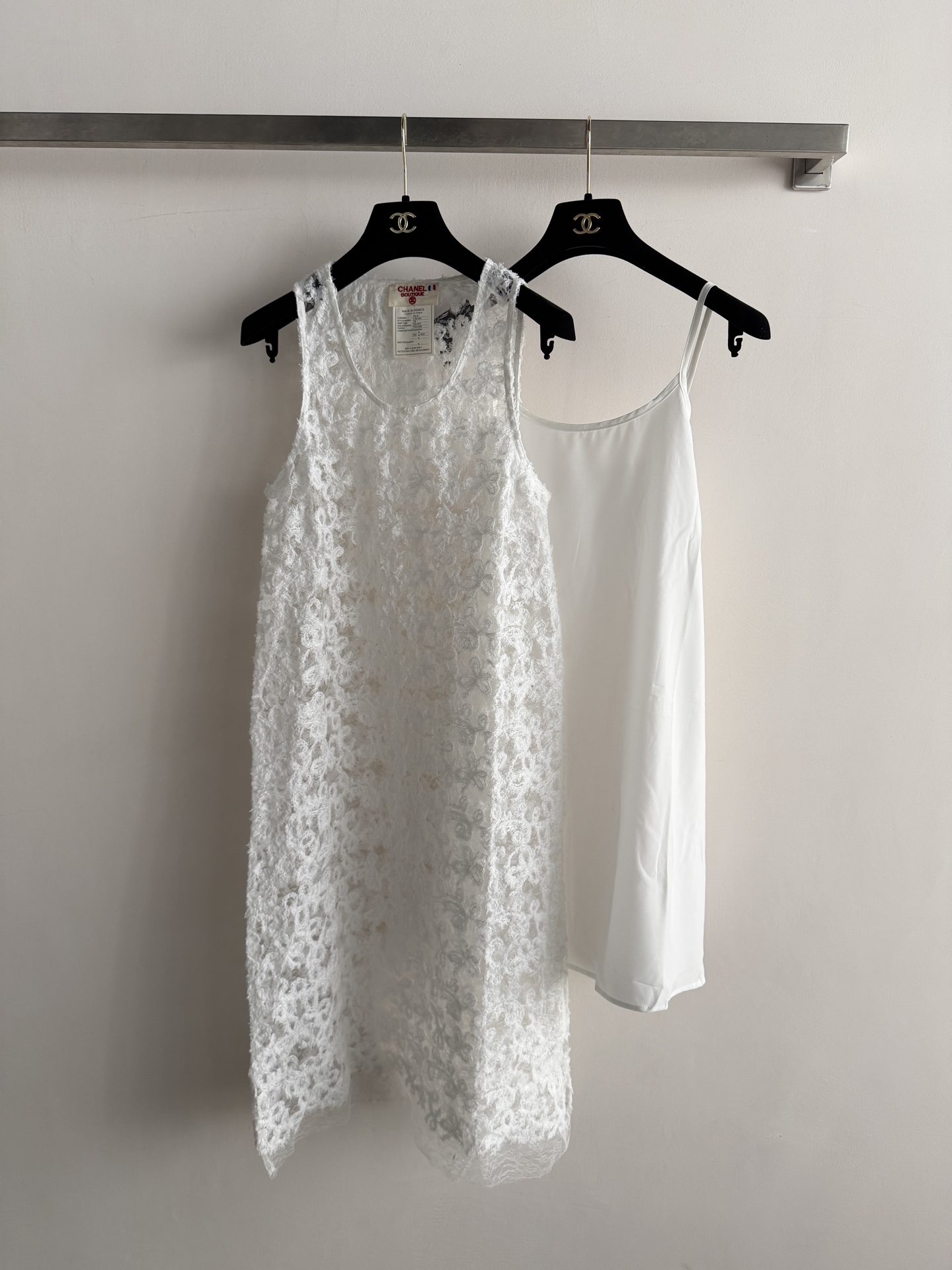 NO:889469,CHANE's latest white sleeveless dress, jacquard sleeveless dress + suspender lining, simple and elegant, fairy fluttering mesh jacquard design is super atmospheric, light and breathable, super comfortable to wear in summer!  Lined suspenders improve comfort and can be layered to create a sense of layering. The A-line shape is slim and tolerant, and can be easily used in daily life, vacations, and parties. It is versatile when worn alone or paired with a jacket, and it is easy to switch between multiple styles~SML, Chanel-clothing, chanel, chanel, skirts, jackets & coats,19860909CHANE*新款白色无袖连衣裙,提花无袖连衣裙+吊带内衬,简约优雅,仙气飘飘网纱提花设计超有氛围感,轻盈透气,夏天穿超舒服！内衬吊带提升舒适度,还能叠穿出层次感.A字版型显瘦又包容,日常、度假、聚会都能轻松驾驭,单穿or搭配外套都很百搭,轻松切换多种风格～SML,香奈儿-服装,chanel,chanel,skirts,jackets & coats,,Women's clothing