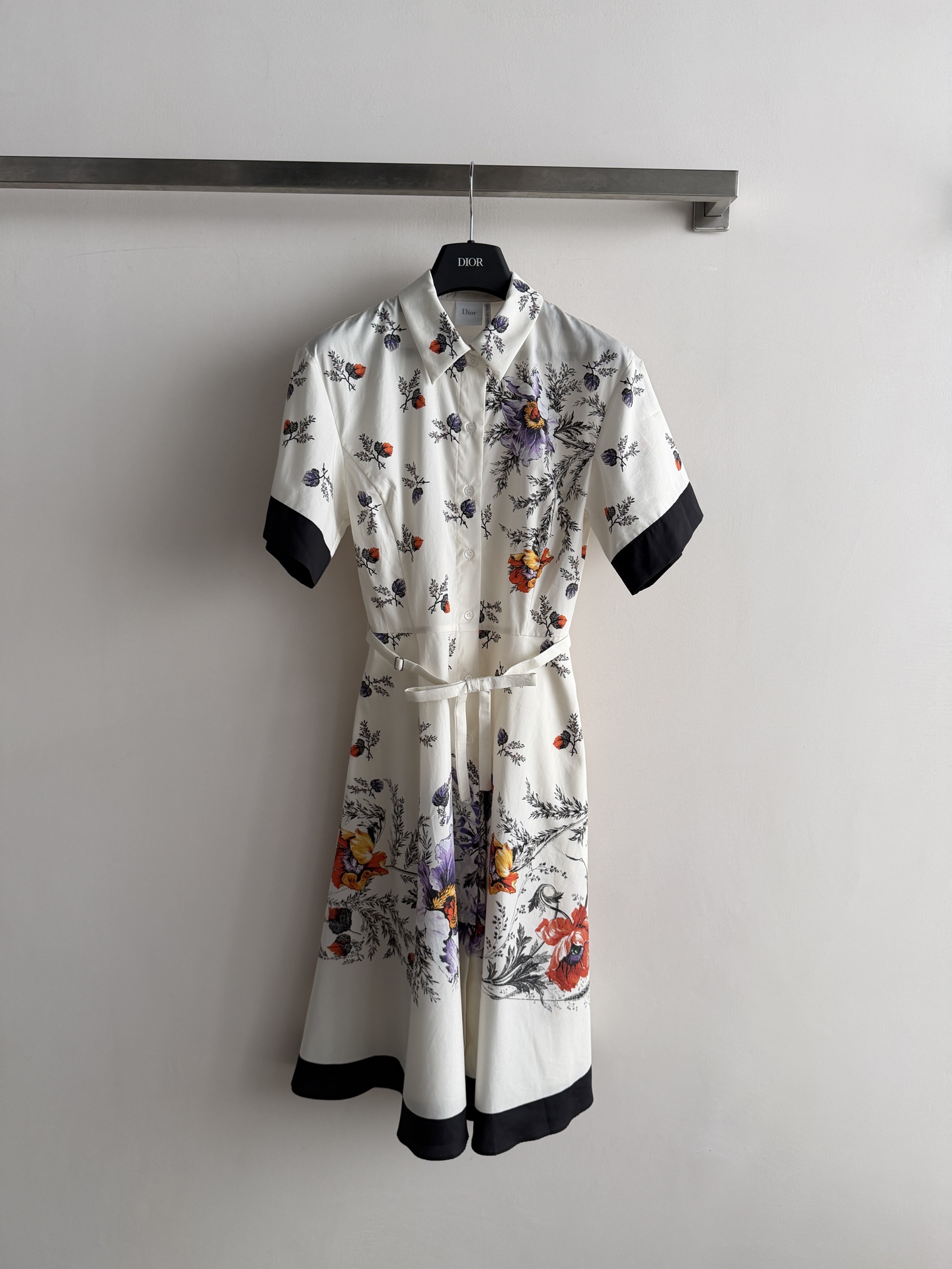 NO:889477,Dio*26 new retro floral short-sleeved shirt dress, off-white bottom with large hand-painted flowers, black-edged cuffs and skirt are super detailed!  High-count cotton blend, breathable and comfortable, can be easily used for daily commuting, dating, and afternoon tea. Shirt collar + full-breasted + high-waist pleats, slim and elegant, A-line umbrella skirt reaches the knee, full of French retro atmosphere ~ Paired with a crossbody bag or straw bag, you can easily switch between multiple styles, practical and fashionable!  SML, Dior-clothing, dior, dior, espadrilles, satchels, crossbody bags, skirts, shirts, T-shirt,19860909Dio*26新款复古花卉短袖衬衫裙,米白底配手绘大朵花卉,黑边袖口和裙摆超有细节感！高支棉混纺,透气又舒适,日常通勤、约会、下午茶都能轻松驾驭.衬衫领+全排扣+高腰收褶,显瘦又优雅,A字伞裙及膝,法式复古氛围感拉满～搭配斜挎包或草编包,轻松切换多种风格,实用又时髦！SML,迪奥-服装,dior,dior,espadrilles,satchels,crossbody bags,skirts,shirts,T-shirt,,Women's clothing