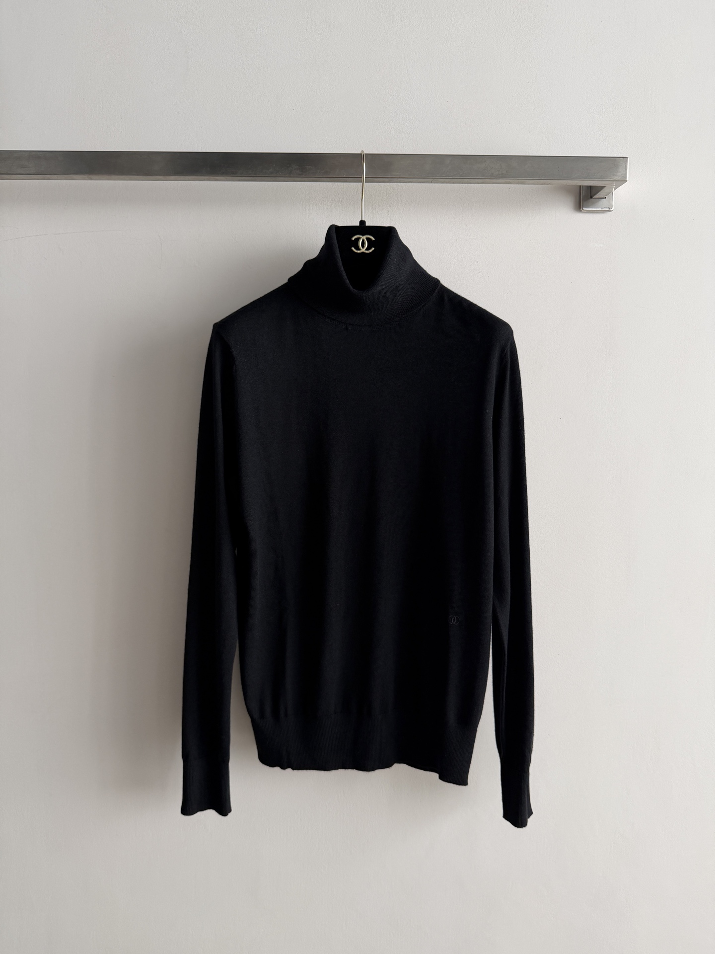 NO:889534,CHANE's latest high-neck sweater, made of soft knitted fabric, is super comfortable to wear next to you!  The high collar design is classic and warm, a must-have in autumn and winter. It is super versatile and can be easily worn for commuting or leisure. Simple and basic, it looks great with jeans or skirts, and you can easily get a high-end look!  SML,Chanel-clothing,chanel,chanel,skirts,jeans,19860909CHANE*新款高领针织衫,柔软针织面料,贴身穿超舒适！高领设计经典又保暖,秋冬必备.超百搭,无论通勤还是休闲都能轻松驾驭.简单基础不过时搭配牛仔裤或半裙都很出彩,轻松get高级感穿搭！SML,香奈儿-服装,chanel,chanel,skirts,jeans,,Women's clothing